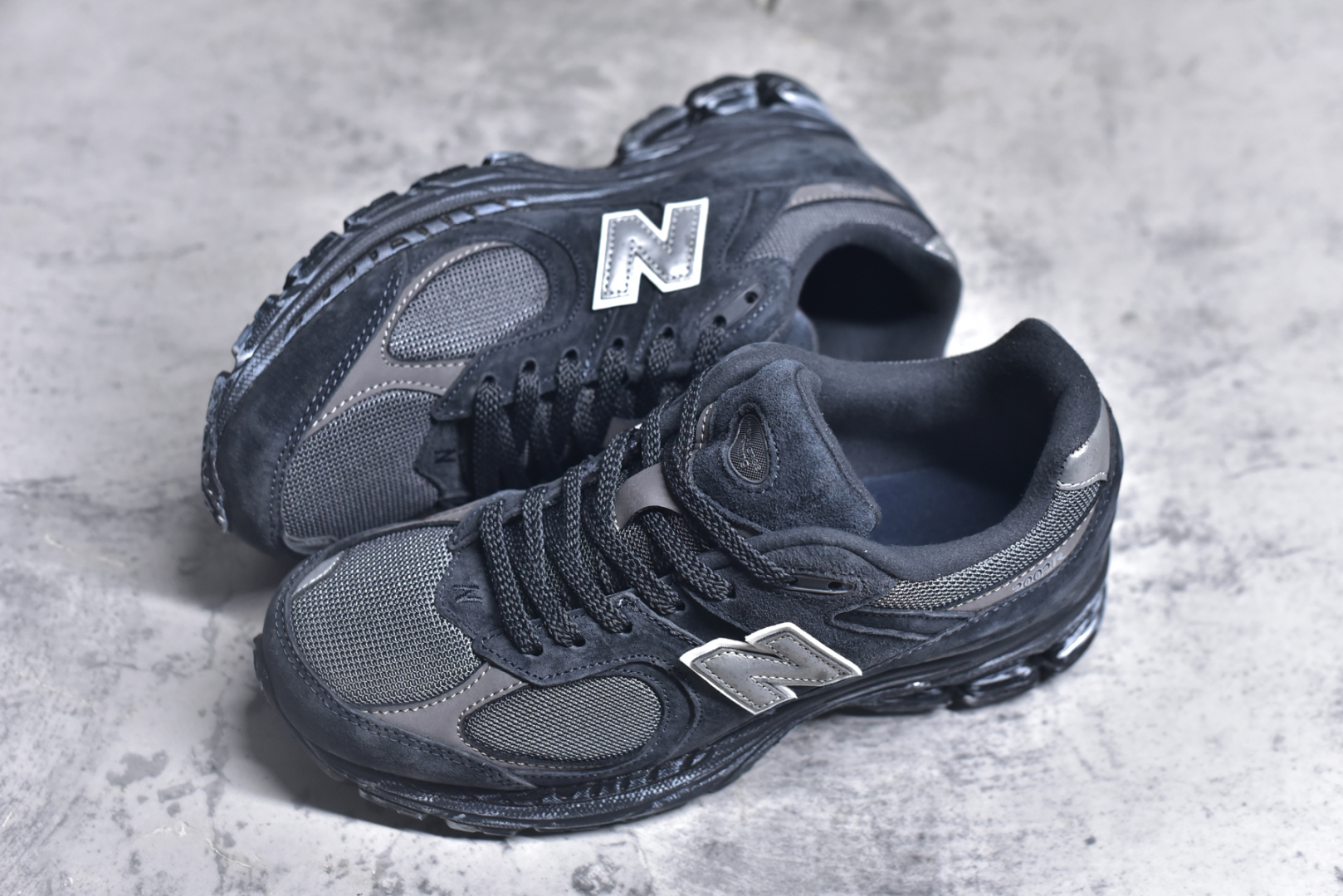 图片[7]-#NewBalance2002R经典的配色，沿袭了面世之初的经典科技，以ENCAP中底配以升级版N-ERGY缓震物料。鞋面则采用特色的柔软麂皮搭以NewBalance经典的尼龙网布，低调中还原跑鞋本真。更年轻化的设计理念与材质，让新世代青年得以用全新视角体验经典鞋款的传奇魅力 尺码： 36-45-选品中心