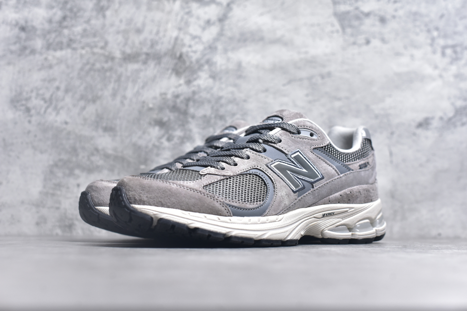 图片[2]-#NewBalance2002R经典的配色，沿袭了面世之初的经典科技，以ENCAP中底配以升级版N-ERGY缓震物料。鞋面则采用特色的柔软麂皮搭以NewBalance经典的尼龙网布，低调中还原跑鞋本真。更年轻化的设计理念与材质，让新世代青年得以用全新视角体验经典鞋款的传奇魅力 尺码： 36-45-选品中心