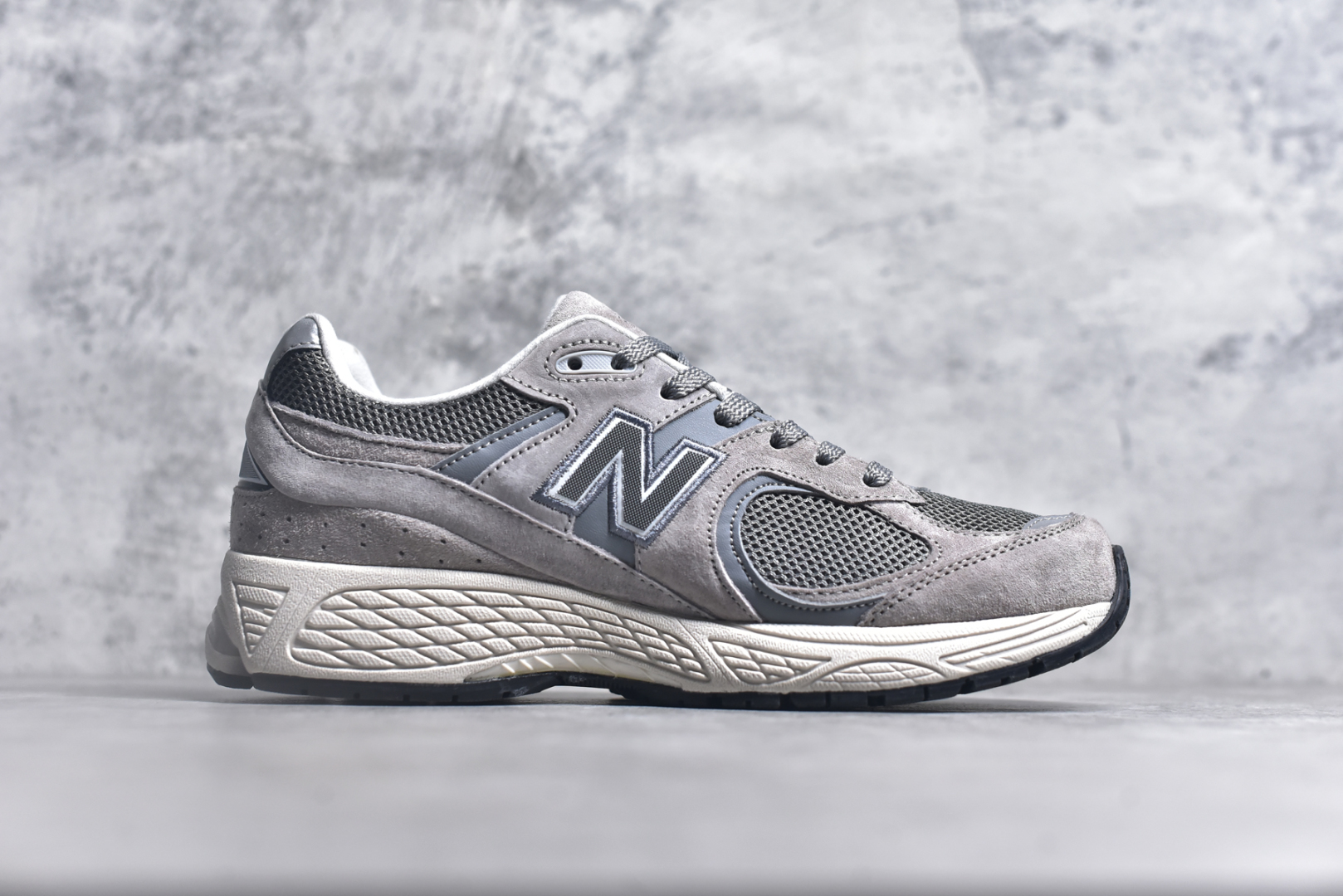 图片[3]-#NewBalance2002R经典的配色，沿袭了面世之初的经典科技，以ENCAP中底配以升级版N-ERGY缓震物料。鞋面则采用特色的柔软麂皮搭以NewBalance经典的尼龙网布，低调中还原跑鞋本真。更年轻化的设计理念与材质，让新世代青年得以用全新视角体验经典鞋款的传奇魅力 尺码： 36-45-选品中心