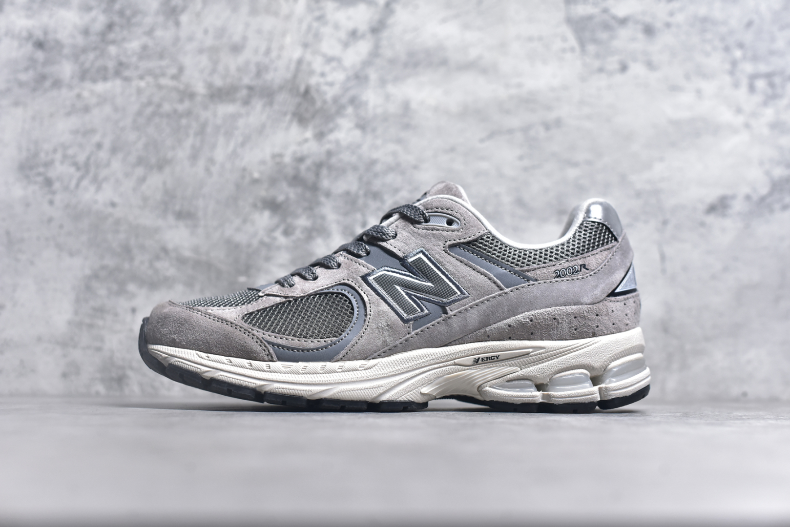 #NewBalance2002R经典的配色，沿袭了面世之初的经典科技，以ENCAP中底配以升级版N-ERGY缓震物料。鞋面则采用特色的柔软麂皮搭以NewBalance经典的尼龙网布，低调中还原跑鞋本真。更年轻化的设计理念与材质，让新世代青年得以用全新视角体验经典鞋款的传奇魅力 尺码： 36-45-选品中心