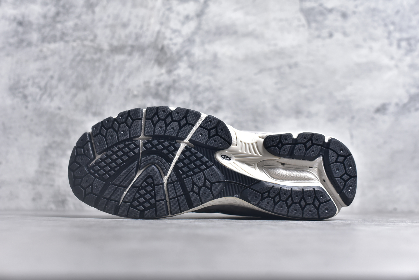 图片[6]-#NewBalance2002R经典的配色，沿袭了面世之初的经典科技，以ENCAP中底配以升级版N-ERGY缓震物料。鞋面则采用特色的柔软麂皮搭以NewBalance经典的尼龙网布，低调中还原跑鞋本真。更年轻化的设计理念与材质，让新世代青年得以用全新视角体验经典鞋款的传奇魅力 尺码： 36-45-选品中心