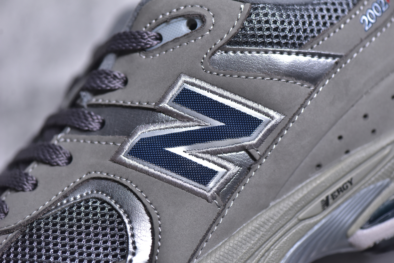 细节图
.
.
.
.
💰195  高性价比版本
【NB】
#NewBalance2002R经典的配色，沿袭了面世之初的经典科技，以ENCAP中底配以升级版N-ERGY缓震物料。鞋面则采用特色的柔软麂皮搭以NewBalance经典的尼龙网布，低调中还原跑鞋本真。更年轻化的设计理念与材质，让新世代青年得以用全新视角体验经典鞋款的传奇魅力  
尺码: 36-45