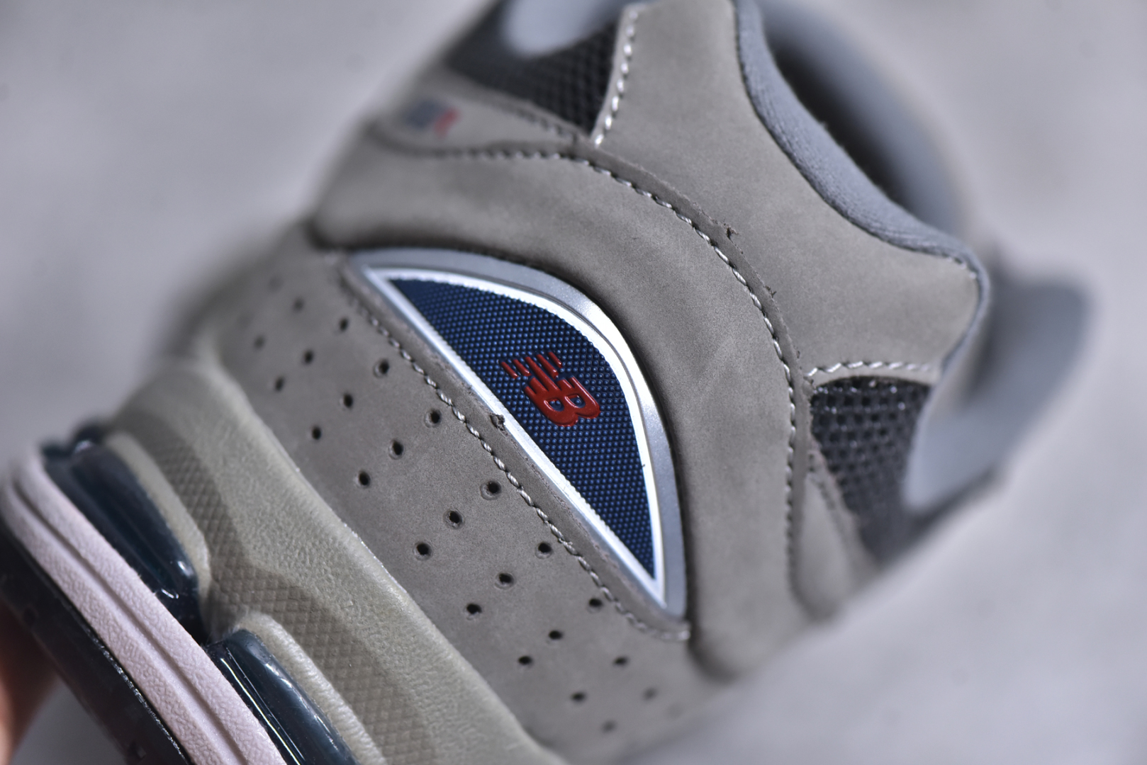 细节图
.
.
.
.
💰195  高性价比版本
【NB】
#NewBalance2002R经典的配色，沿袭了面世之初的经典科技，以ENCAP中底配以升级版N-ERGY缓震物料。鞋面则采用特色的柔软麂皮搭以NewBalance经典的尼龙网布，低调中还原跑鞋本真。更年轻化的设计理念与材质，让新世代青年得以用全新视角体验经典鞋款的传奇魅力  
尺码: 36-45