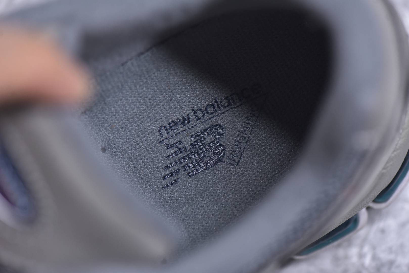 细节图
.
.
.
.
💰195  高性价比版本
【NB】
#NewBalance2002R经典的配色，沿袭了面世之初的经典科技，以ENCAP中底配以升级版N-ERGY缓震物料。鞋面则采用特色的柔软麂皮搭以NewBalance经典的尼龙网布，低调中还原跑鞋本真。更年轻化的设计理念与材质，让新世代青年得以用全新视角体验经典鞋款的传奇魅力  
尺码: 36-45