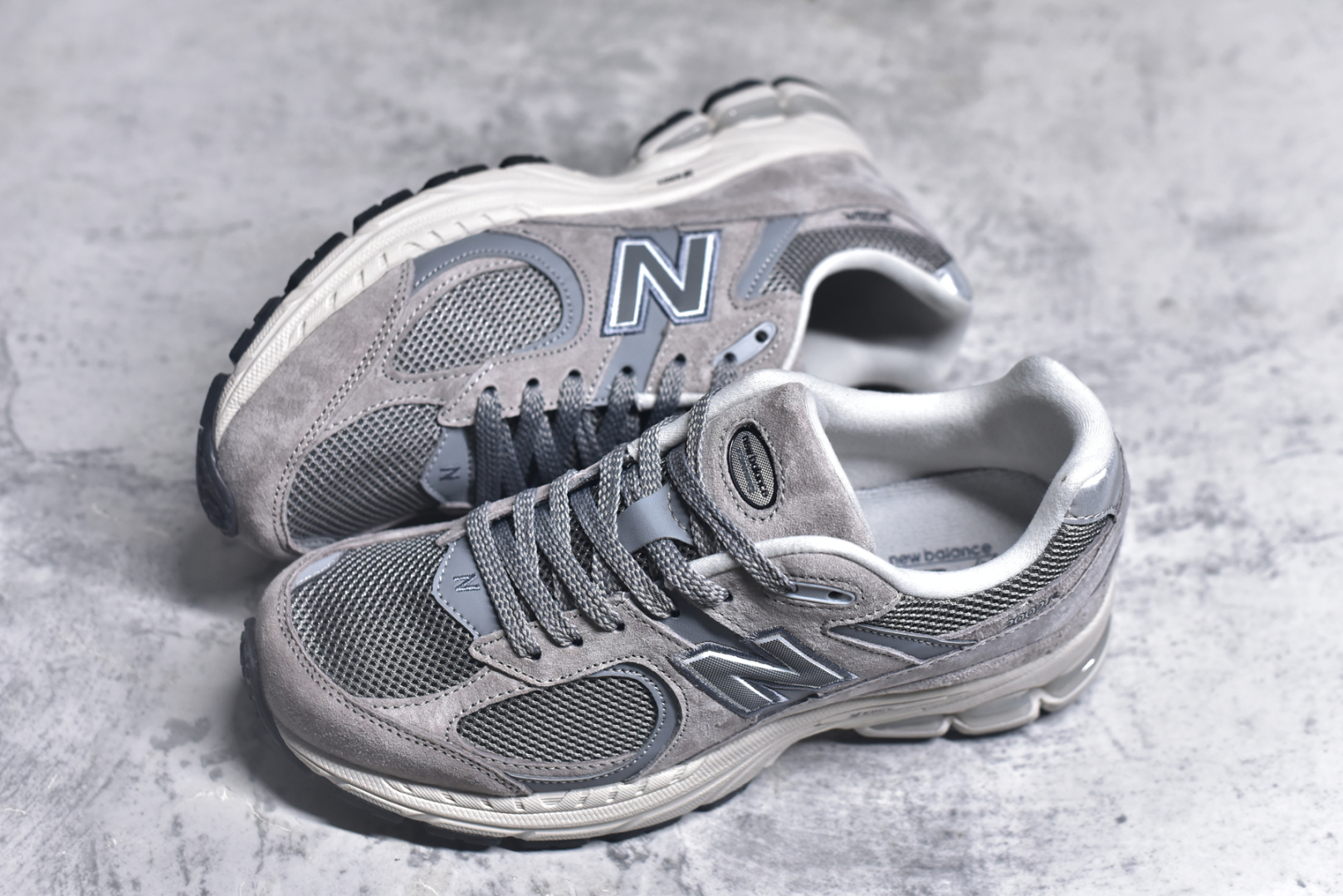 图片[7]-#NewBalance2002R经典的配色，沿袭了面世之初的经典科技，以ENCAP中底配以升级版N-ERGY缓震物料。鞋面则采用特色的柔软麂皮搭以NewBalance经典的尼龙网布，低调中还原跑鞋本真。更年轻化的设计理念与材质，让新世代青年得以用全新视角体验经典鞋款的传奇魅力 尺码： 36-45-选品中心