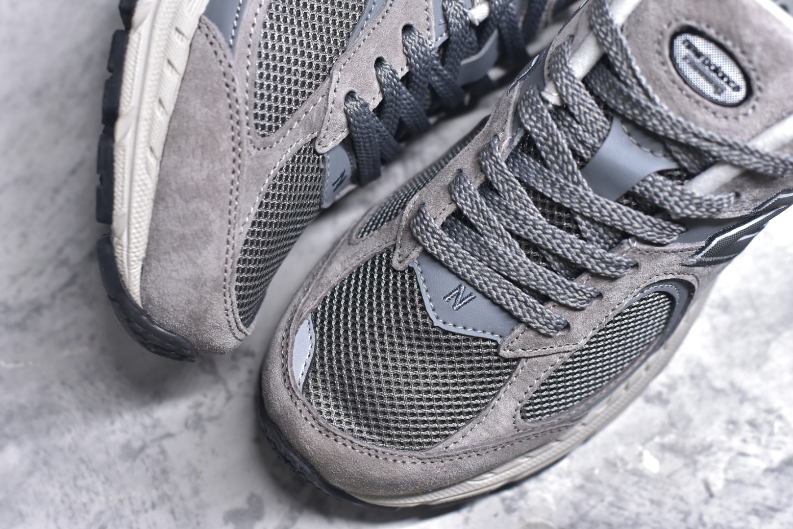 图片[8]-#NewBalance2002R经典的配色，沿袭了面世之初的经典科技，以ENCAP中底配以升级版N-ERGY缓震物料。鞋面则采用特色的柔软麂皮搭以NewBalance经典的尼龙网布，低调中还原跑鞋本真。更年轻化的设计理念与材质，让新世代青年得以用全新视角体验经典鞋款的传奇魅力 尺码： 36-45-选品中心