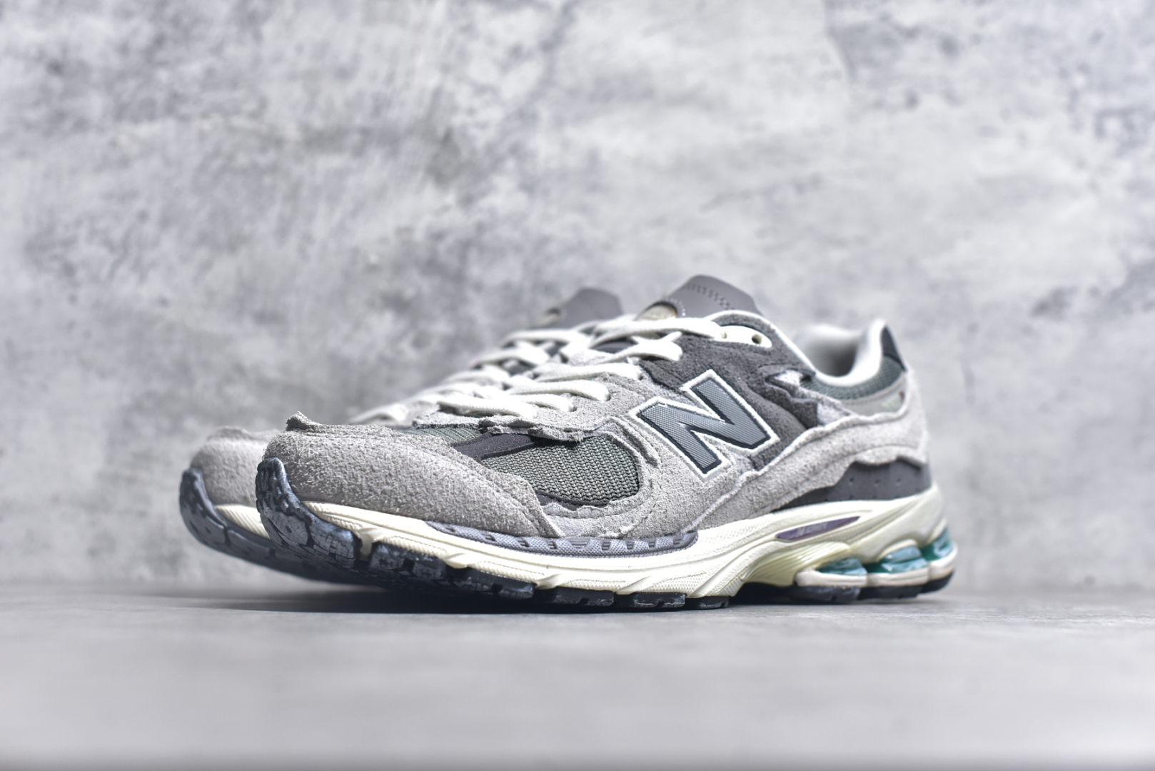 💰195  高性价比版本
【NB】
#NewBalance2002R经典的配色，沿袭了面世之初的经典科技，以ENCAP中底配以升级版N-ERGY缓震物料。鞋面则采用特色的柔软麂皮搭以NewBalance经典的尼龙网布，低调中还原跑鞋本真。更年轻化的设计理念与材质，让新世代青年得以用全新视角体验经典鞋款的传奇魅力  
尺码: 36-45