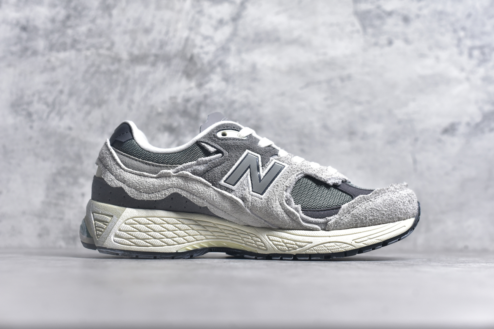 💰195  高性价比版本
【NB】
#NewBalance2002R经典的配色，沿袭了面世之初的经典科技，以ENCAP中底配以升级版N-ERGY缓震物料。鞋面则采用特色的柔软麂皮搭以NewBalance经典的尼龙网布，低调中还原跑鞋本真。更年轻化的设计理念与材质，让新世代青年得以用全新视角体验经典鞋款的传奇魅力  
尺码: 36-45