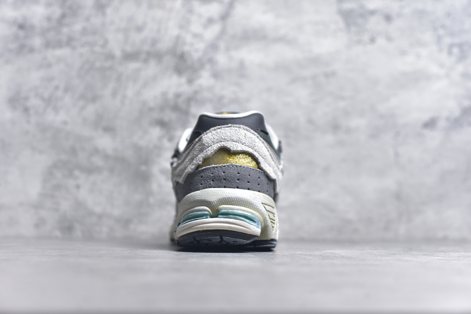 💰195  高性价比版本
【NB】
#NewBalance2002R经典的配色，沿袭了面世之初的经典科技，以ENCAP中底配以升级版N-ERGY缓震物料。鞋面则采用特色的柔软麂皮搭以NewBalance经典的尼龙网布，低调中还原跑鞋本真。更年轻化的设计理念与材质，让新世代青年得以用全新视角体验经典鞋款的传奇魅力  
尺码: 36-45