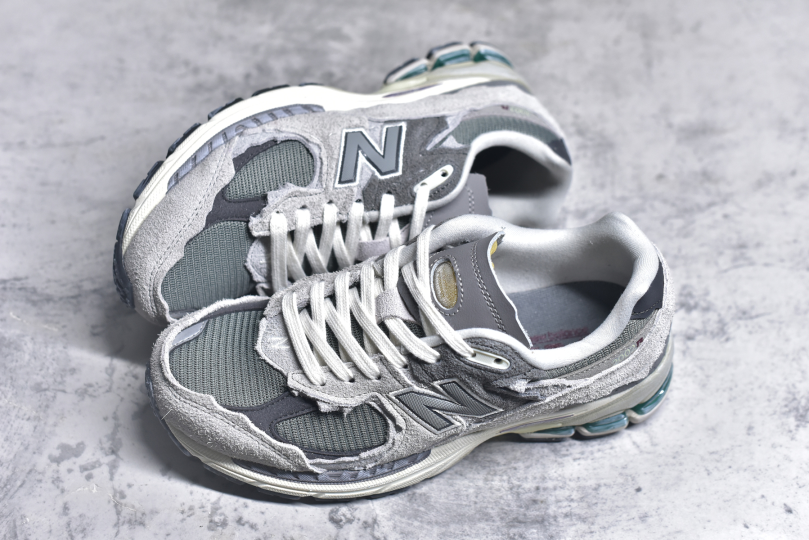 💰195  高性价比版本
【NB】
#NewBalance2002R经典的配色，沿袭了面世之初的经典科技，以ENCAP中底配以升级版N-ERGY缓震物料。鞋面则采用特色的柔软麂皮搭以NewBalance经典的尼龙网布，低调中还原跑鞋本真。更年轻化的设计理念与材质，让新世代青年得以用全新视角体验经典鞋款的传奇魅力  
尺码: 36-45