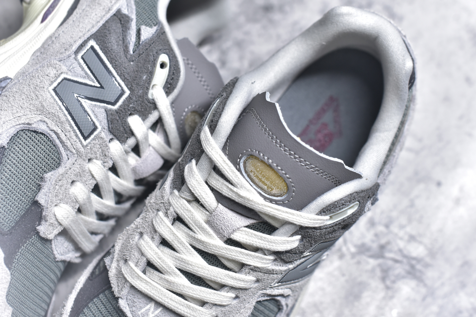 💰195  高性价比版本
【NB】
#NewBalance2002R经典的配色，沿袭了面世之初的经典科技，以ENCAP中底配以升级版N-ERGY缓震物料。鞋面则采用特色的柔软麂皮搭以NewBalance经典的尼龙网布，低调中还原跑鞋本真。更年轻化的设计理念与材质，让新世代青年得以用全新视角体验经典鞋款的传奇魅力  
尺码: 36-45