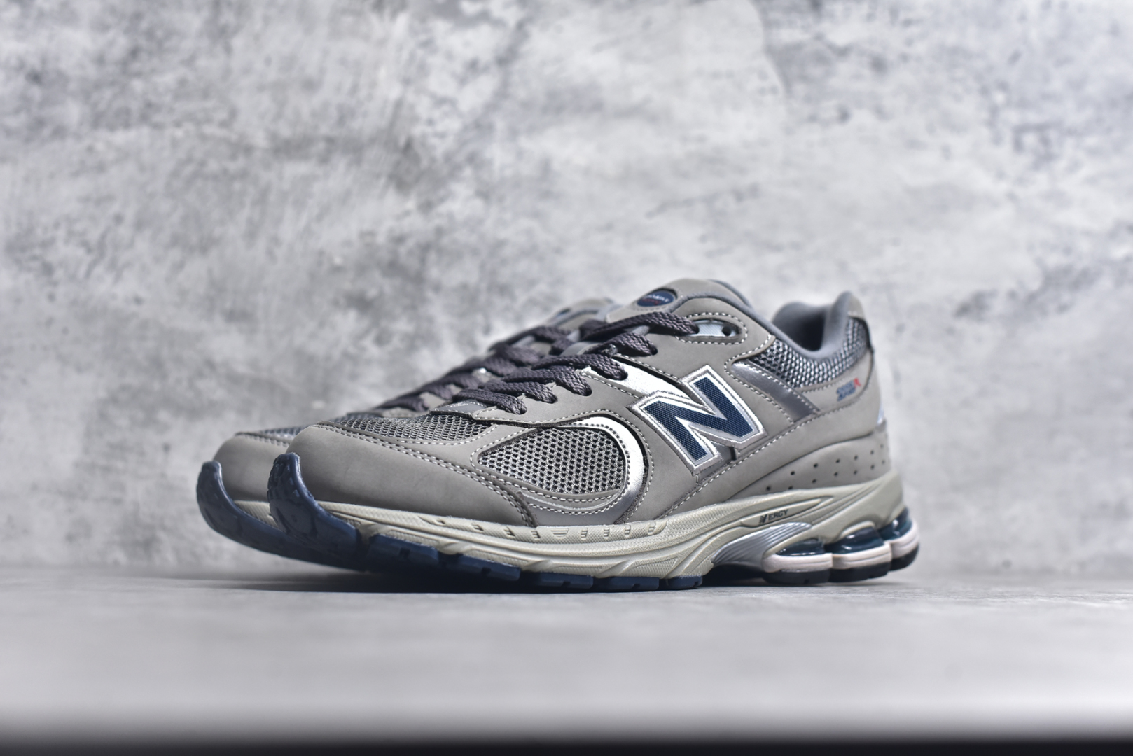 💰195  高性价比版本
【NB】
#NewBalance2002R经典的配色，沿袭了面世之初的经典科技，以ENCAP中底配以升级版N-ERGY缓震物料。鞋面则采用特色的柔软麂皮搭以NewBalance经典的尼龙网布，低调中还原跑鞋本真。更年轻化的设计理念与材质，让新世代青年得以用全新视角体验经典鞋款的传奇魅力  
尺码: 36-45