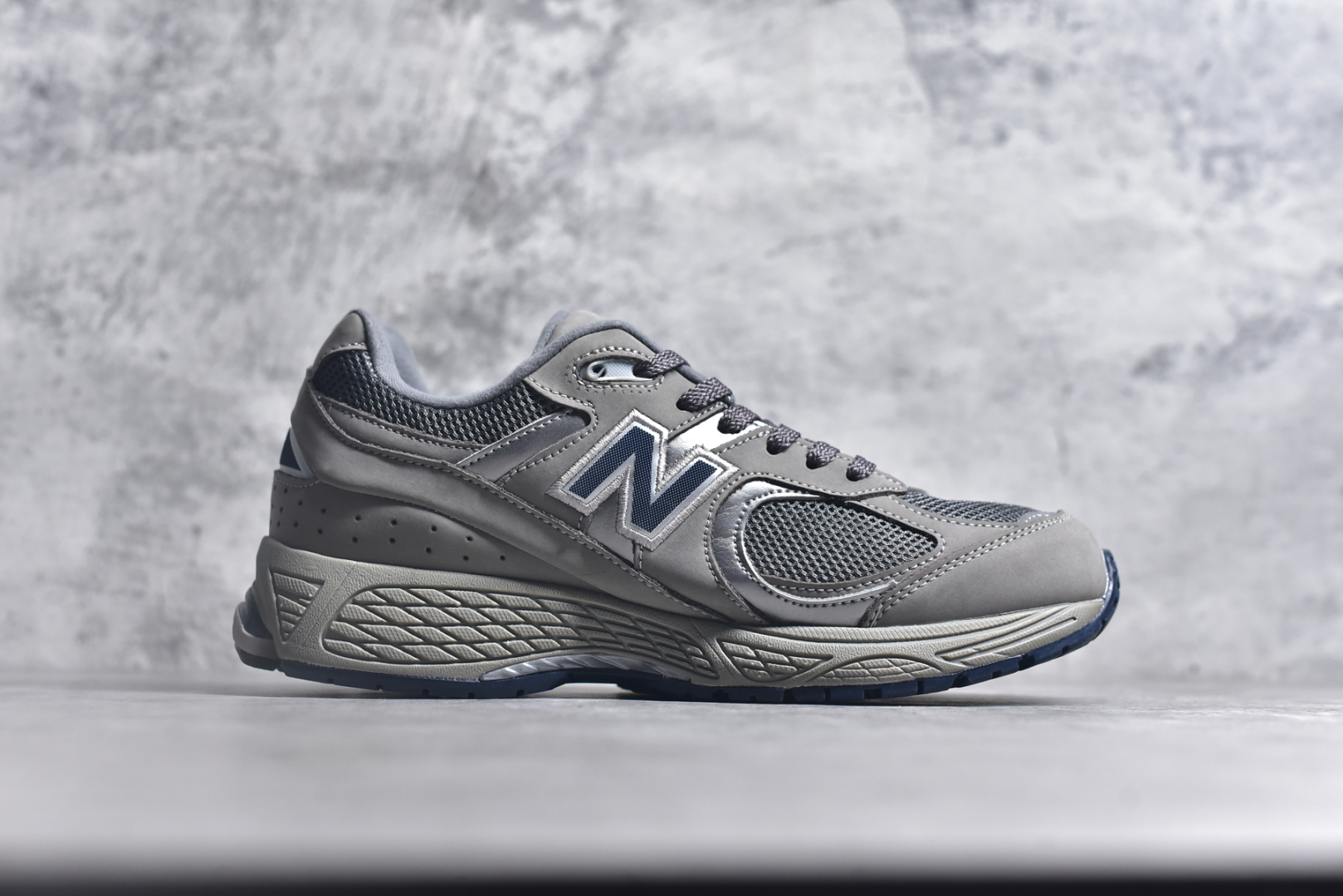 💰195  高性价比版本
【NB】
#NewBalance2002R经典的配色，沿袭了面世之初的经典科技，以ENCAP中底配以升级版N-ERGY缓震物料。鞋面则采用特色的柔软麂皮搭以NewBalance经典的尼龙网布，低调中还原跑鞋本真。更年轻化的设计理念与材质，让新世代青年得以用全新视角体验经典鞋款的传奇魅力  
尺码: 36-45