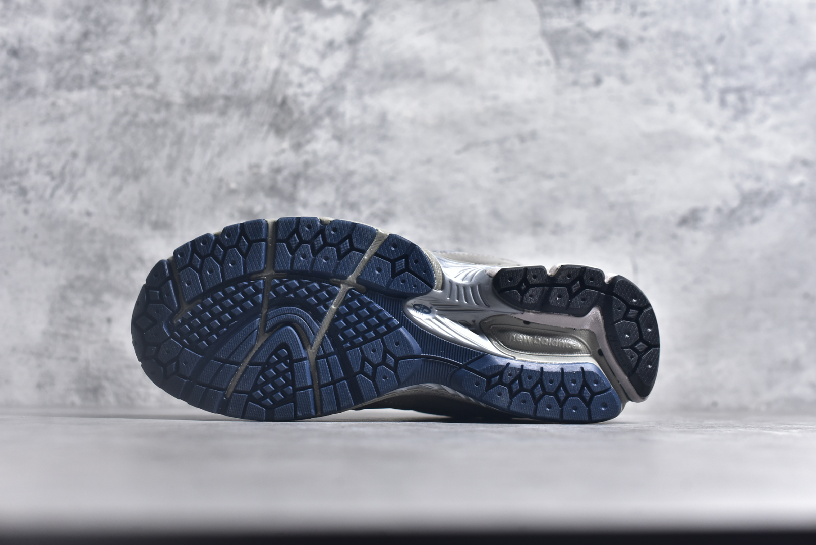 💰195  高性价比版本
【NB】
#NewBalance2002R经典的配色，沿袭了面世之初的经典科技，以ENCAP中底配以升级版N-ERGY缓震物料。鞋面则采用特色的柔软麂皮搭以NewBalance经典的尼龙网布，低调中还原跑鞋本真。更年轻化的设计理念与材质，让新世代青年得以用全新视角体验经典鞋款的传奇魅力  
尺码: 36-45