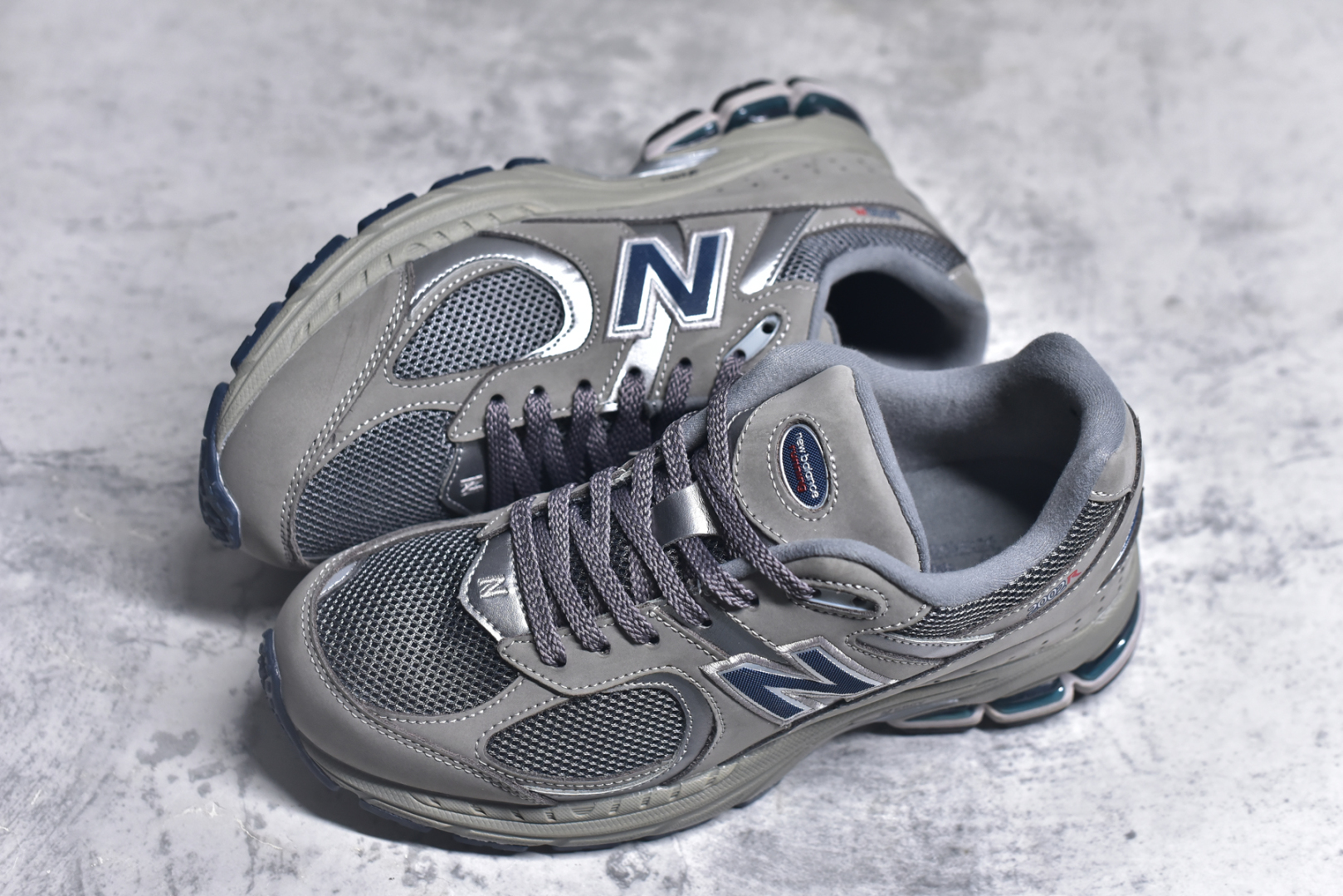 💰195  高性价比版本
【NB】
#NewBalance2002R经典的配色，沿袭了面世之初的经典科技，以ENCAP中底配以升级版N-ERGY缓震物料。鞋面则采用特色的柔软麂皮搭以NewBalance经典的尼龙网布，低调中还原跑鞋本真。更年轻化的设计理念与材质，让新世代青年得以用全新视角体验经典鞋款的传奇魅力  
尺码: 36-45