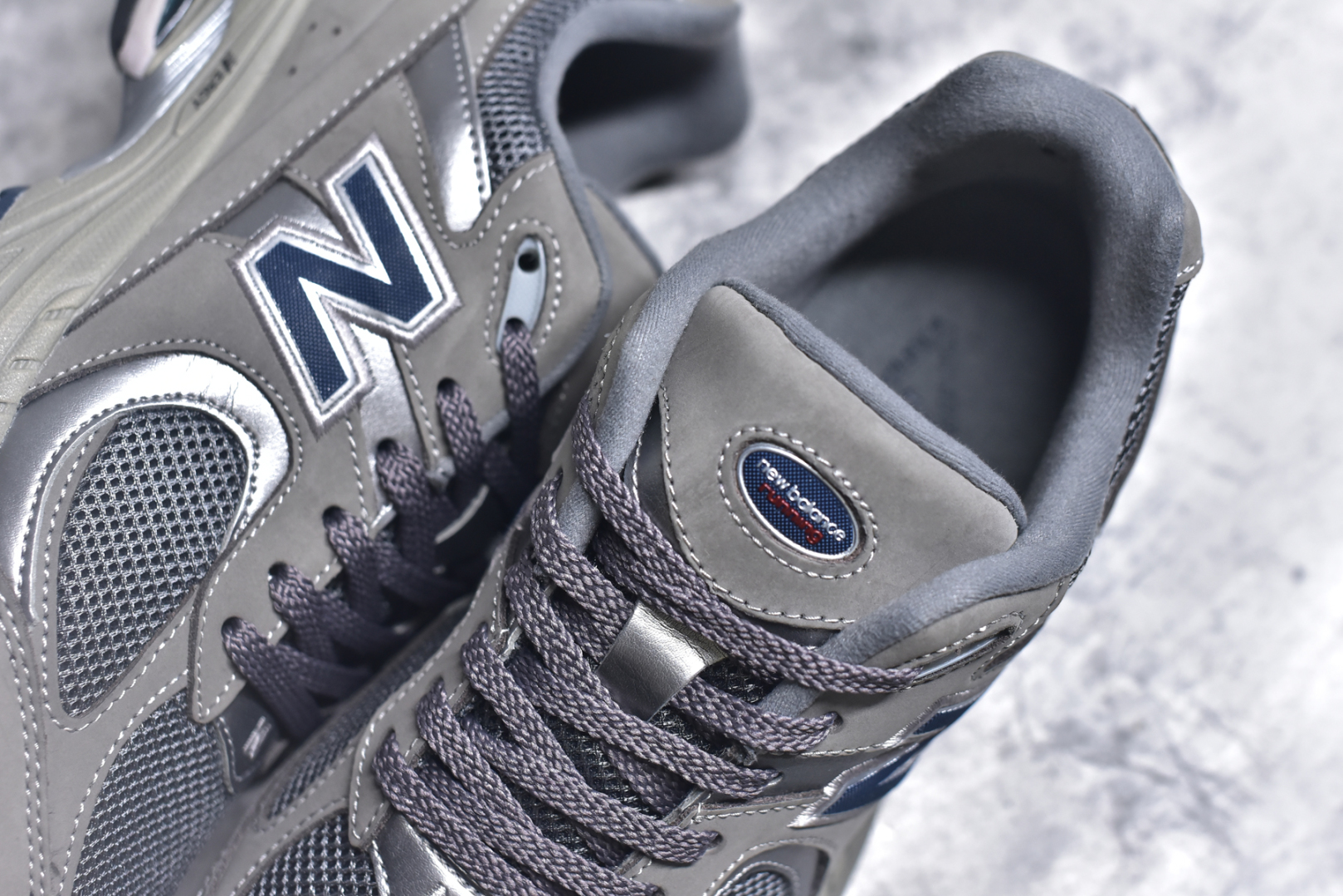 💰195  高性价比版本
【NB】
#NewBalance2002R经典的配色，沿袭了面世之初的经典科技，以ENCAP中底配以升级版N-ERGY缓震物料。鞋面则采用特色的柔软麂皮搭以NewBalance经典的尼龙网布，低调中还原跑鞋本真。更年轻化的设计理念与材质，让新世代青年得以用全新视角体验经典鞋款的传奇魅力  
尺码: 36-45