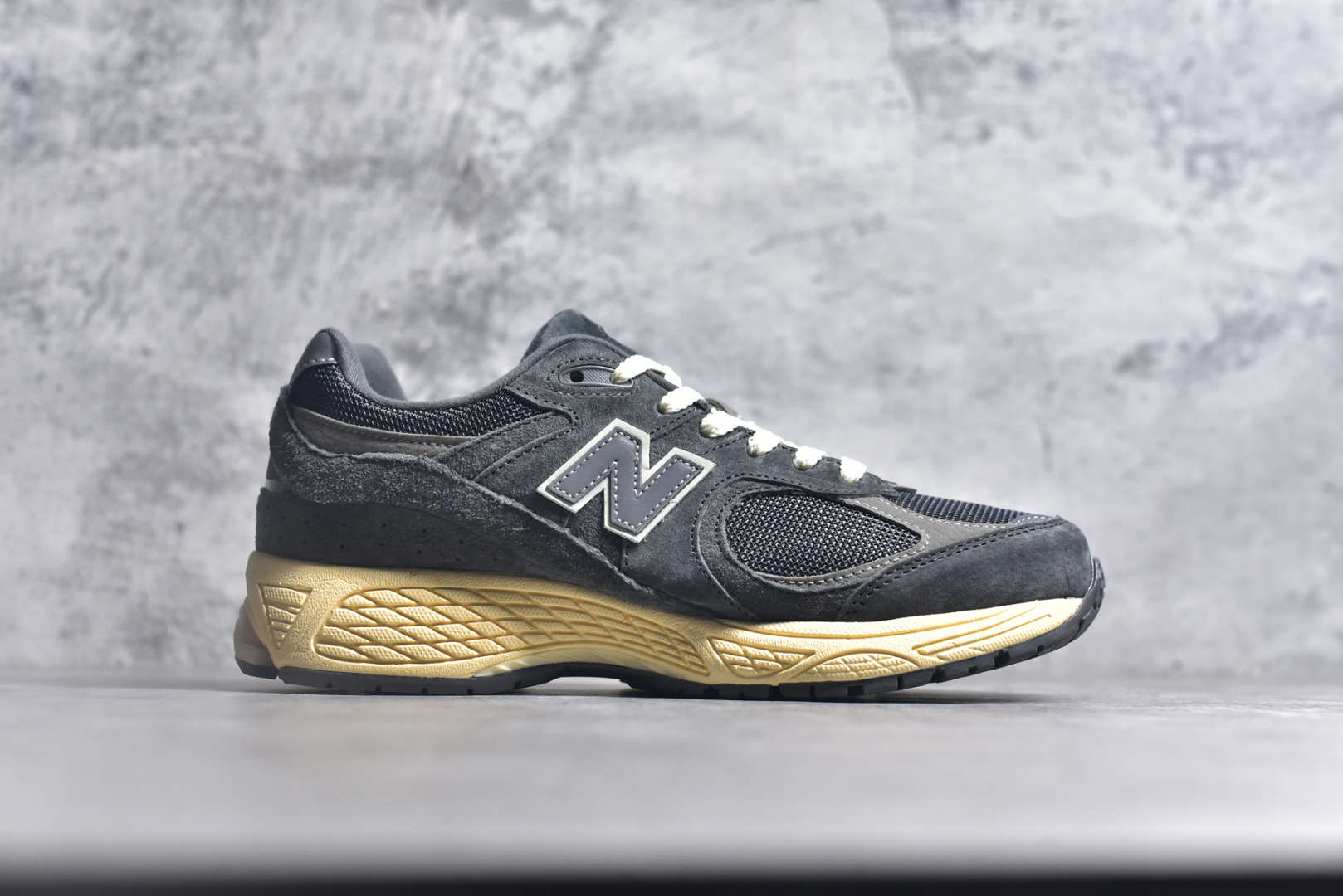 💰195  高性价比版本
【NB】
#NewBalance2002R经典的配色，沿袭了面世之初的经典科技，以ENCAP中底配以升级版N-ERGY缓震物料。鞋面则采用特色的柔软麂皮搭以NewBalance经典的尼龙网布，低调中还原跑鞋本真。更年轻化的设计理念与材质，让新世代青年得以用全新视角体验经典鞋款的传奇魅力  
尺码: 36-45