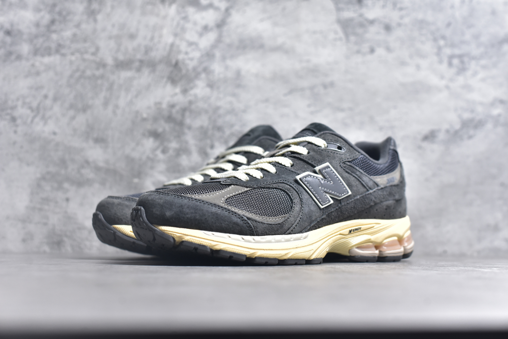 💰195  高性价比版本
【NB】
#NewBalance2002R经典的配色，沿袭了面世之初的经典科技，以ENCAP中底配以升级版N-ERGY缓震物料。鞋面则采用特色的柔软麂皮搭以NewBalance经典的尼龙网布，低调中还原跑鞋本真。更年轻化的设计理念与材质，让新世代青年得以用全新视角体验经典鞋款的传奇魅力  
尺码: 36-45