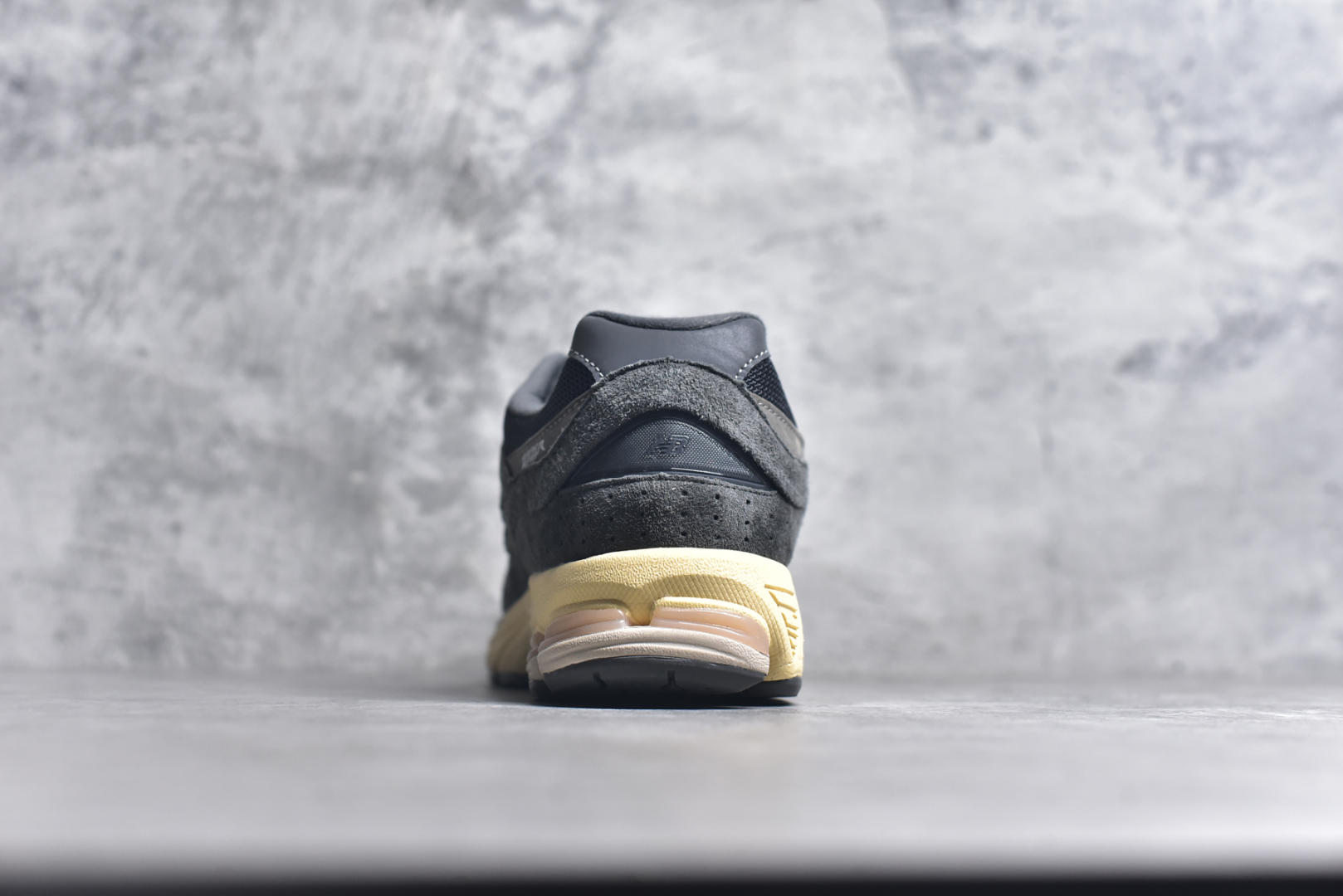 💰195  高性价比版本
【NB】
#NewBalance2002R经典的配色，沿袭了面世之初的经典科技，以ENCAP中底配以升级版N-ERGY缓震物料。鞋面则采用特色的柔软麂皮搭以NewBalance经典的尼龙网布，低调中还原跑鞋本真。更年轻化的设计理念与材质，让新世代青年得以用全新视角体验经典鞋款的传奇魅力  
尺码: 36-45