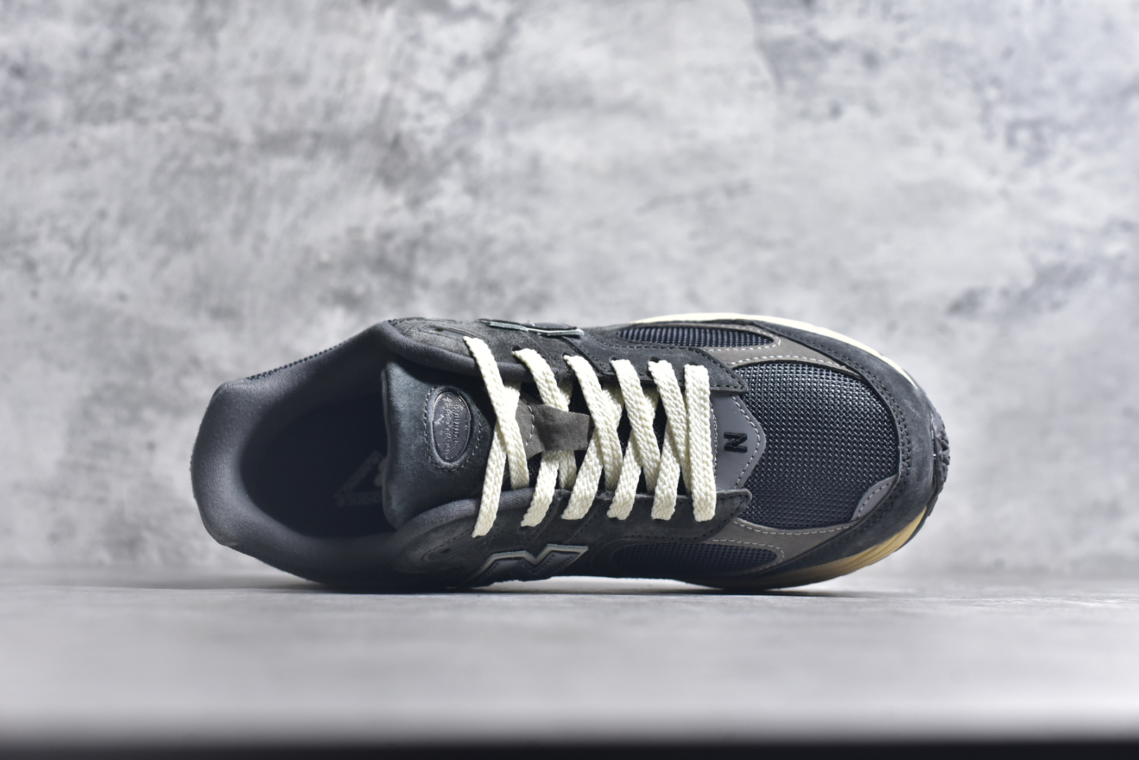 💰195  高性价比版本
【NB】
#NewBalance2002R经典的配色，沿袭了面世之初的经典科技，以ENCAP中底配以升级版N-ERGY缓震物料。鞋面则采用特色的柔软麂皮搭以NewBalance经典的尼龙网布，低调中还原跑鞋本真。更年轻化的设计理念与材质，让新世代青年得以用全新视角体验经典鞋款的传奇魅力  
尺码: 36-45