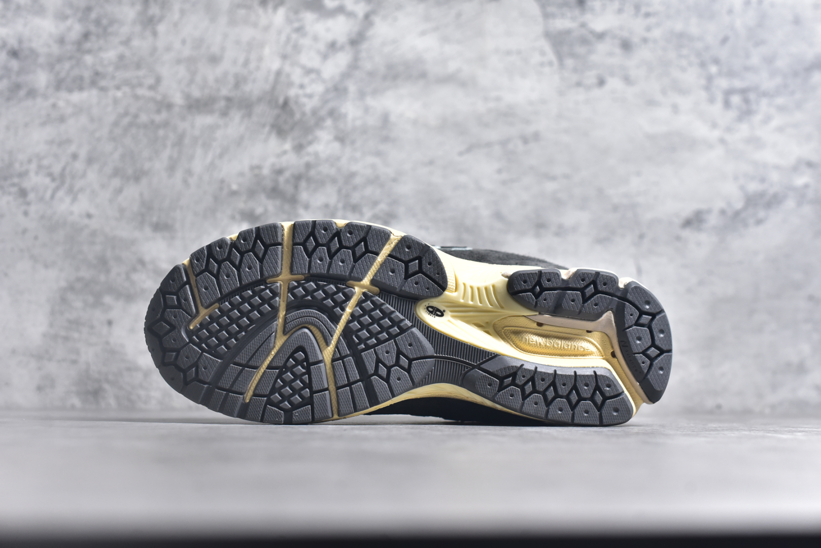 💰195  高性价比版本
【NB】
#NewBalance2002R经典的配色，沿袭了面世之初的经典科技，以ENCAP中底配以升级版N-ERGY缓震物料。鞋面则采用特色的柔软麂皮搭以NewBalance经典的尼龙网布，低调中还原跑鞋本真。更年轻化的设计理念与材质，让新世代青年得以用全新视角体验经典鞋款的传奇魅力  
尺码: 36-45