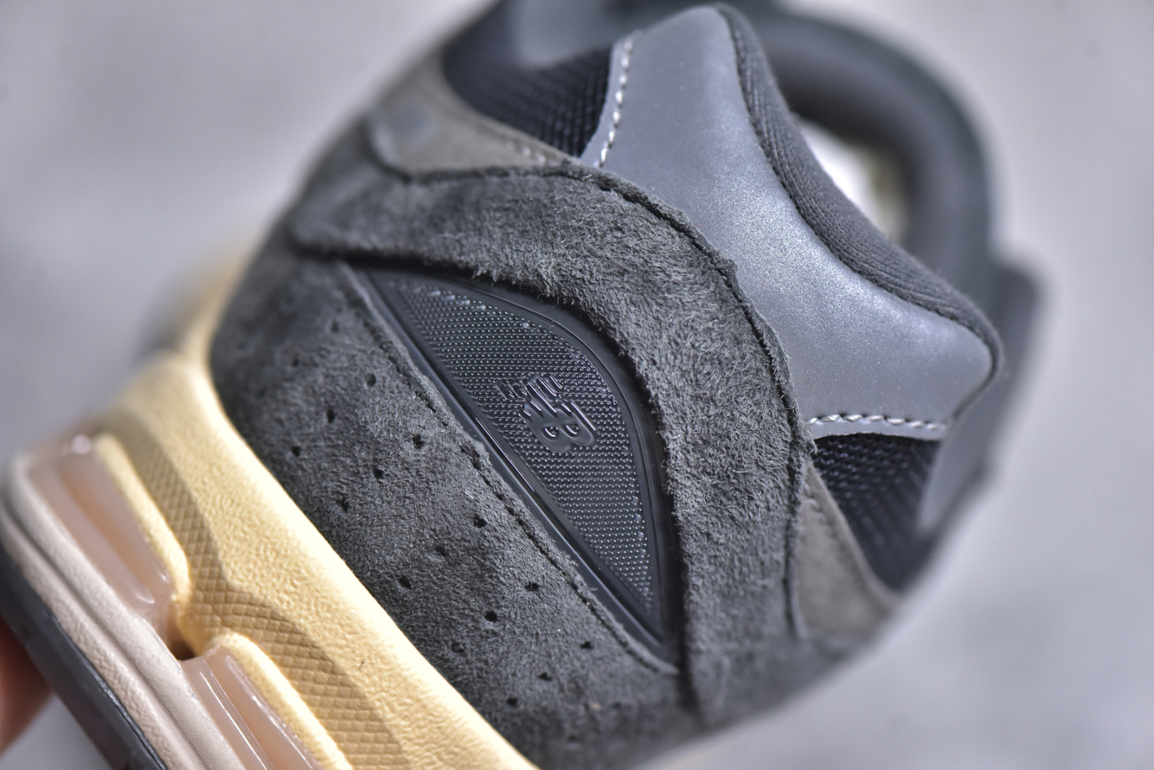 细节图
.
.
.
.
💰195  高性价比版本
【NB】
#NewBalance2002R经典的配色，沿袭了面世之初的经典科技，以ENCAP中底配以升级版N-ERGY缓震物料。鞋面则采用特色的柔软麂皮搭以NewBalance经典的尼龙网布，低调中还原跑鞋本真。更年轻化的设计理念与材质，让新世代青年得以用全新视角体验经典鞋款的传奇魅力  
尺码: 36-45