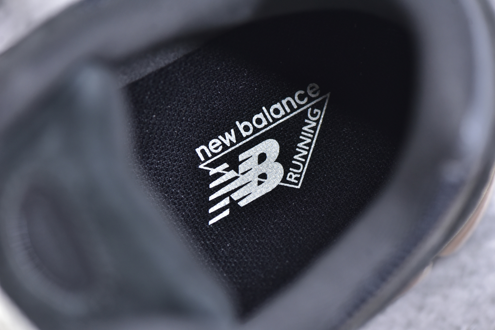 细节图
.
.
.
.
💰195  高性价比版本
【NB】
#NewBalance2002R经典的配色，沿袭了面世之初的经典科技，以ENCAP中底配以升级版N-ERGY缓震物料。鞋面则采用特色的柔软麂皮搭以NewBalance经典的尼龙网布，低调中还原跑鞋本真。更年轻化的设计理念与材质，让新世代青年得以用全新视角体验经典鞋款的传奇魅力  
尺码: 36-45
