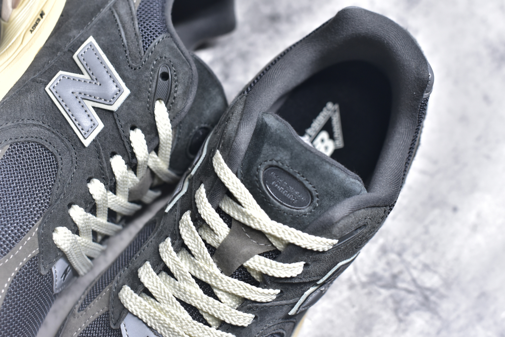 💰195  高性价比版本
【NB】
#NewBalance2002R经典的配色，沿袭了面世之初的经典科技，以ENCAP中底配以升级版N-ERGY缓震物料。鞋面则采用特色的柔软麂皮搭以NewBalance经典的尼龙网布，低调中还原跑鞋本真。更年轻化的设计理念与材质，让新世代青年得以用全新视角体验经典鞋款的传奇魅力  
尺码: 36-45