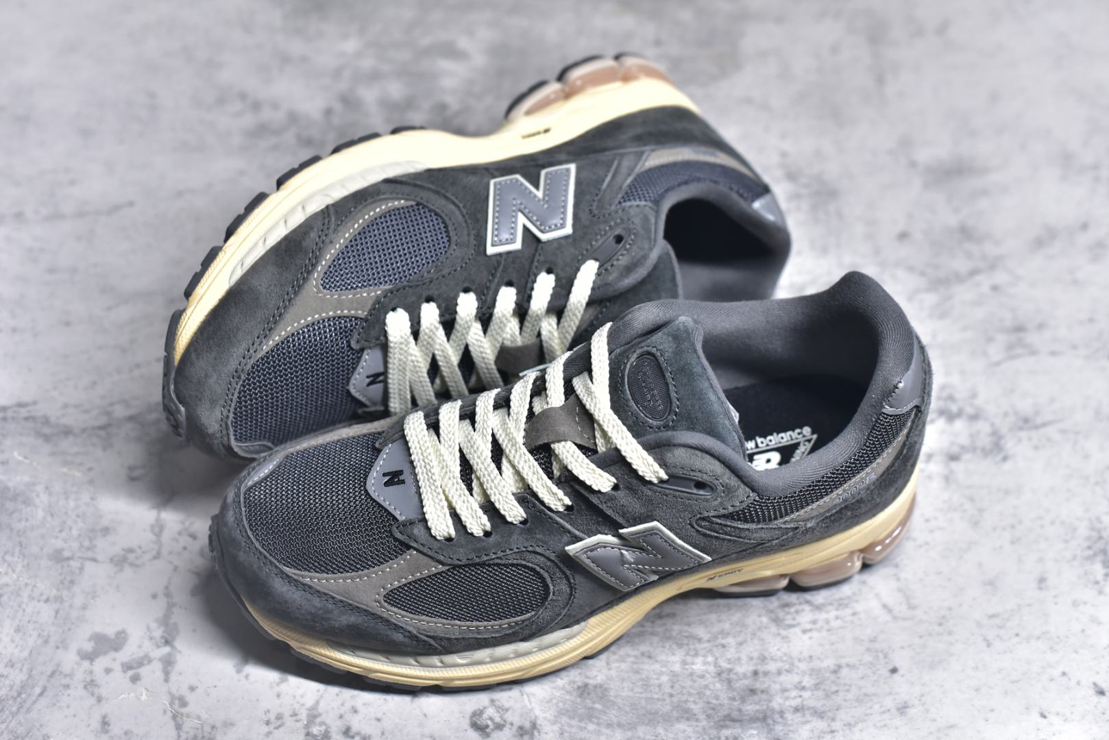 💰195  高性价比版本
【NB】
#NewBalance2002R经典的配色，沿袭了面世之初的经典科技，以ENCAP中底配以升级版N-ERGY缓震物料。鞋面则采用特色的柔软麂皮搭以NewBalance经典的尼龙网布，低调中还原跑鞋本真。更年轻化的设计理念与材质，让新世代青年得以用全新视角体验经典鞋款的传奇魅力  
尺码: 36-45
