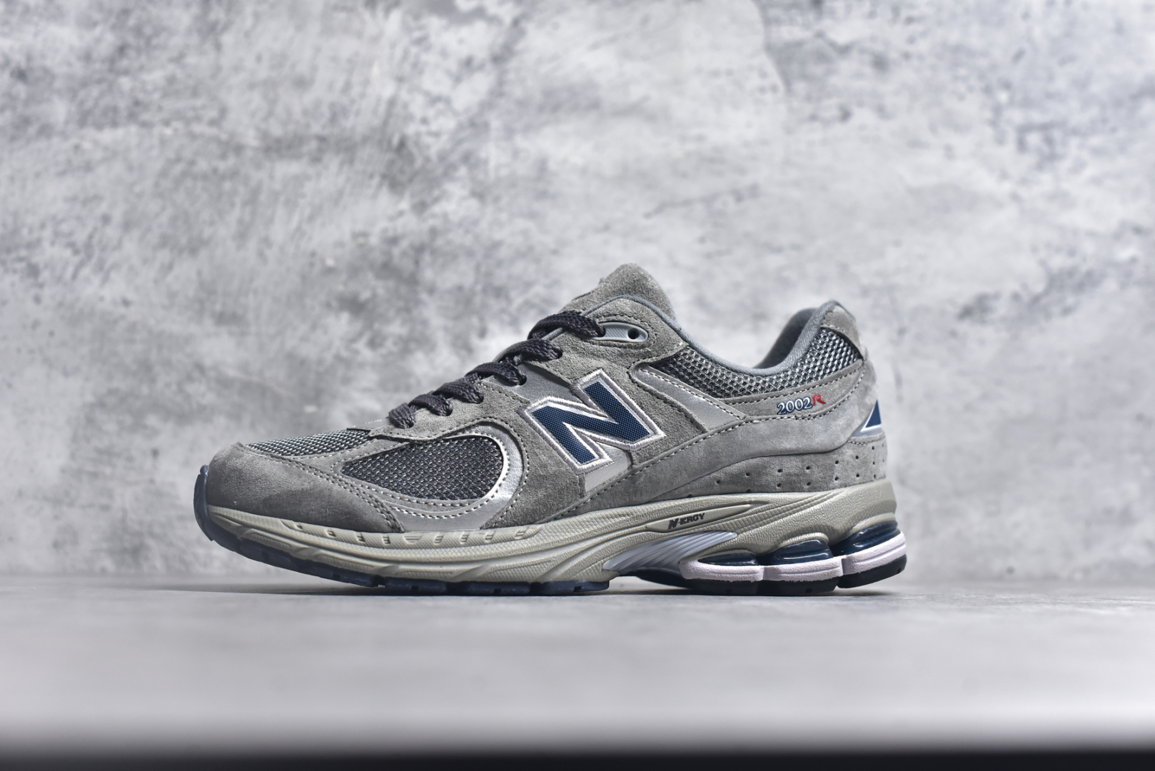 #NewBalance2002R经典的配色，沿袭了面世之初的经典科技，以ENCAP中底配以升级版N-ERGY缓震物料。鞋面则采用特色的柔软麂皮搭以NewBalance经典的尼龙网布，低调中还原跑鞋本真。更年轻化的设计理念与材质，让新世代青年得以用全新视角体验经典鞋款的传奇魅力 尺码： 36-45-选品中心