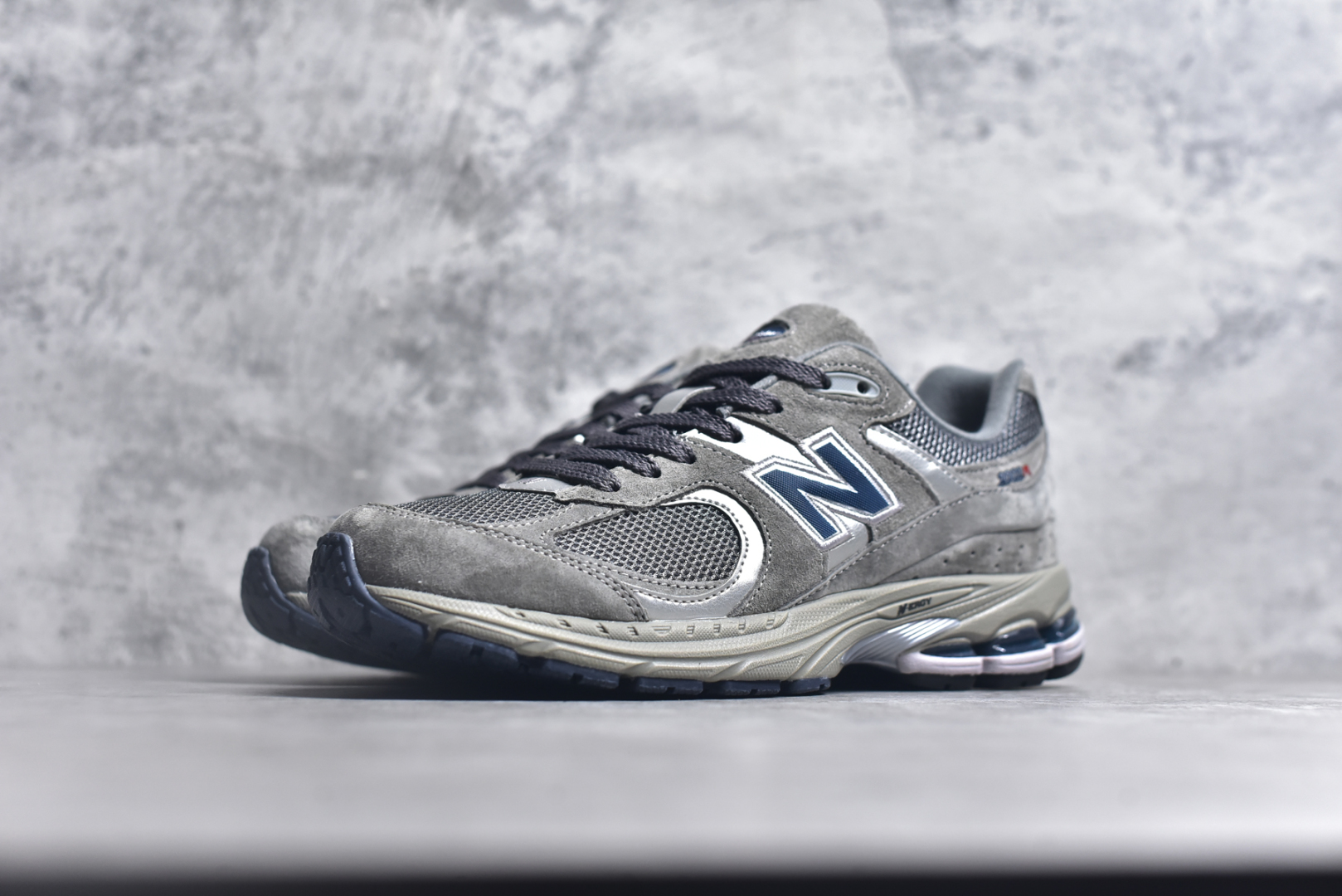 图片[2]-#NewBalance2002R经典的配色，沿袭了面世之初的经典科技，以ENCAP中底配以升级版N-ERGY缓震物料。鞋面则采用特色的柔软麂皮搭以NewBalance经典的尼龙网布，低调中还原跑鞋本真。更年轻化的设计理念与材质，让新世代青年得以用全新视角体验经典鞋款的传奇魅力 尺码： 36-45-选品中心