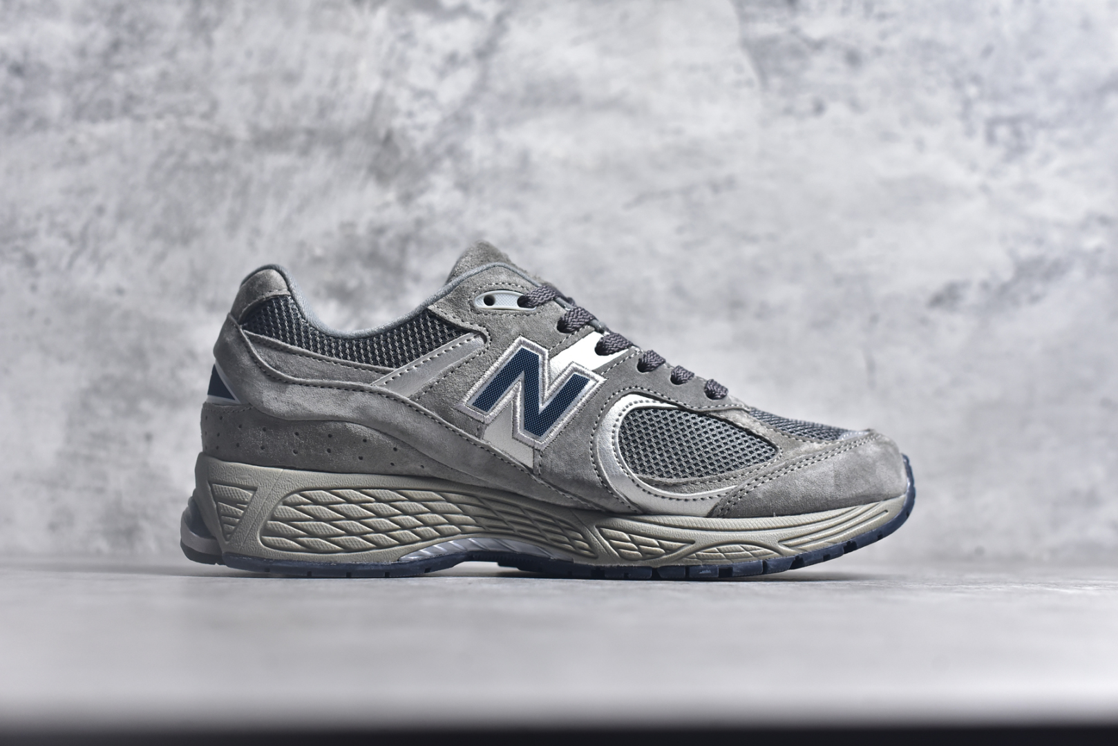 图片[3]-#NewBalance2002R经典的配色，沿袭了面世之初的经典科技，以ENCAP中底配以升级版N-ERGY缓震物料。鞋面则采用特色的柔软麂皮搭以NewBalance经典的尼龙网布，低调中还原跑鞋本真。更年轻化的设计理念与材质，让新世代青年得以用全新视角体验经典鞋款的传奇魅力 尺码： 36-45-选品中心