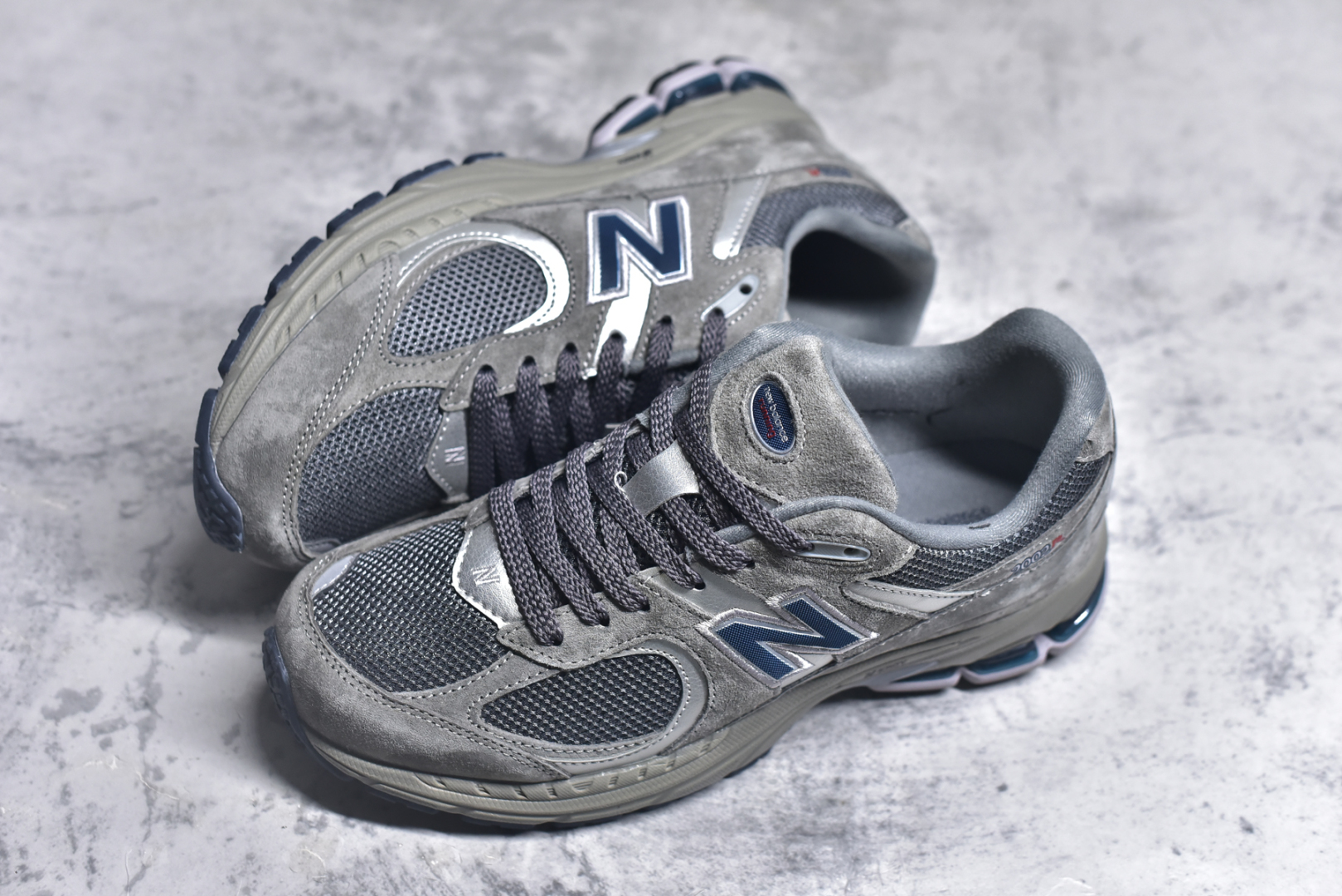 图片[7]-#NewBalance2002R经典的配色，沿袭了面世之初的经典科技，以ENCAP中底配以升级版N-ERGY缓震物料。鞋面则采用特色的柔软麂皮搭以NewBalance经典的尼龙网布，低调中还原跑鞋本真。更年轻化的设计理念与材质，让新世代青年得以用全新视角体验经典鞋款的传奇魅力 尺码： 36-45-选品中心