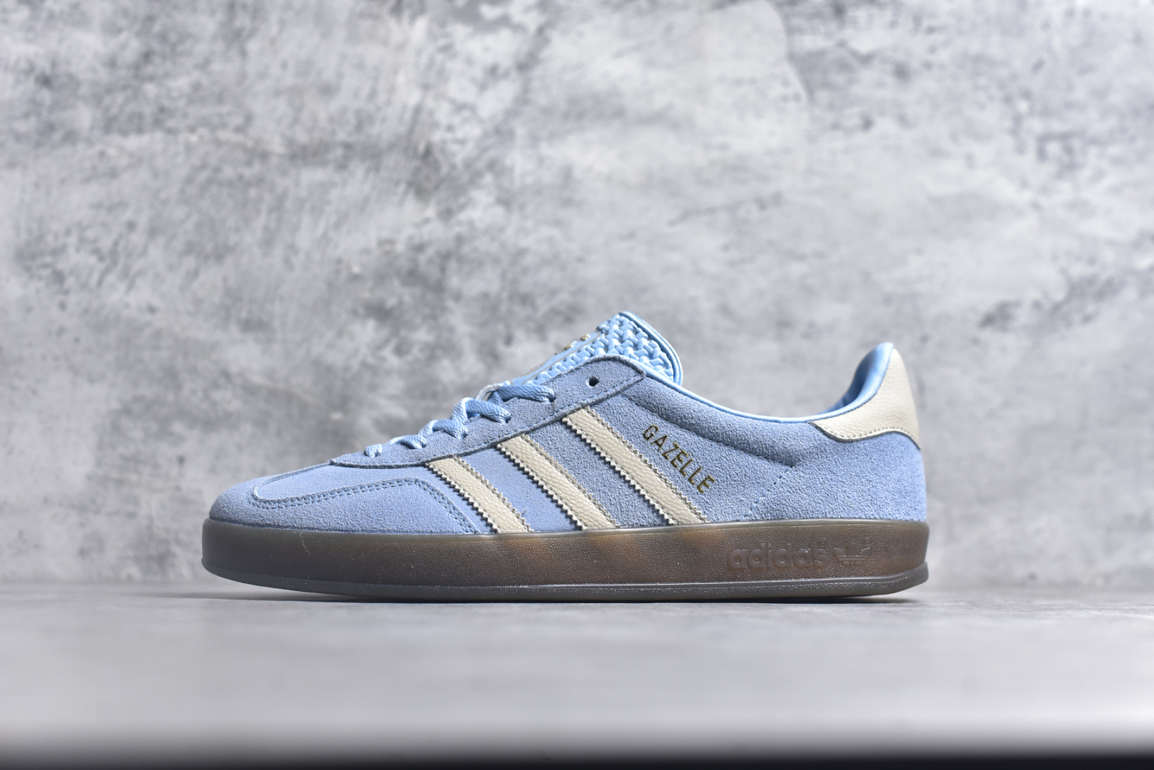 #AD Gazelle Indoor Trainers 羚羊内训系列低帮复古百搭休闲运动德训风板鞋 JI2717 90年代经典的复刻版！自60年代以足球训练鞋面世以来,Gazelle就以其经典设计席卷全球。1991年版本的复刻,再造经典Gazelle。采用皮革打造,搭配浊色细节,让这款经典更加简约。尺码：36 36⅔ 37⅓ 38 38⅔ 39⅓ 40 40⅔ 41⅓ 42 42⅔ 43⅓ 44⅓ 44⅔ 45-选品中心