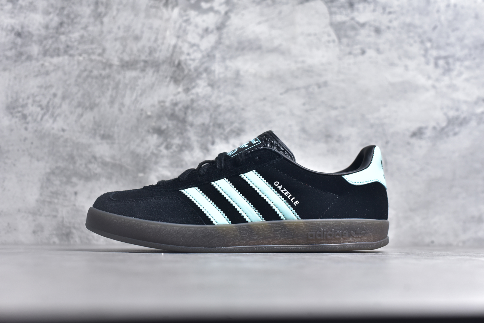 #AD Gazelle Indoor Trainers 羚羊内训系列低帮复古百搭休闲运动德训风板鞋 JR7112 90年代经典的复刻版！自60年代以足球训练鞋面世以来,Gazelle就以其经典设计席卷全球。1991年版本的复刻,再造经典Gazelle。采用皮革打造,搭配浊色细节,让这款经典更加简约。尺码：36 36⅔ 37⅓ 38 38⅔ 39⅓ 40 40⅔ 41⅓ 42 42⅔ 43⅓ 44⅓ 44⅔ 45-选品中心