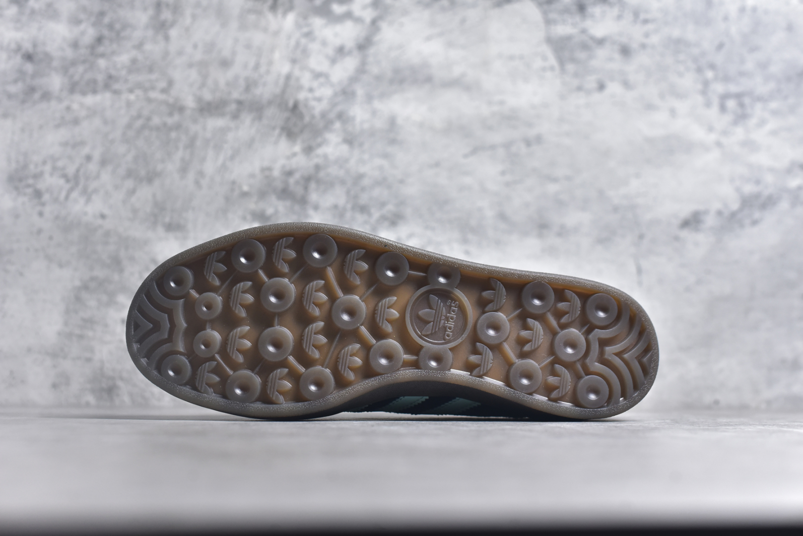 图片[6]-#AD Gazelle Indoor Trainers 羚羊内训系列低帮复古百搭休闲运动德训风板鞋 JR7112 90年代经典的复刻版！自60年代以足球训练鞋面世以来,Gazelle就以其经典设计席卷全球。1991年版本的复刻,再造经典Gazelle。采用皮革打造,搭配浊色细节,让这款经典更加简约。尺码：36 36⅔ 37⅓ 38 38⅔ 39⅓ 40 40⅔ 41⅓ 42 42⅔ 43⅓ 44⅓ 44⅔ 45-选品中心
