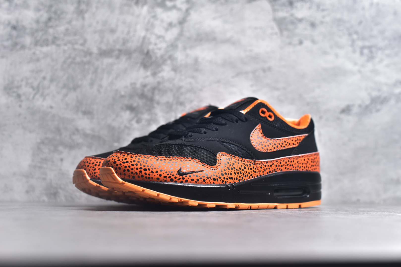 图片[2]-#NK Air Max 1 初代复古气垫慢跑鞋 FD3258-006 由Tinker Hatfeld和Mark Parker在1987年设计 灵感来自于巴黎蓬皮杜中心 在参观了蓬皮杜中心之后提出了Air Max的标志性开窗可视气垫的理念 并将其实际开发成功 是NK史上第一双可视气垫跑鞋 凭借着Air Max气垫带来的舒适脚感和鞋面面料上的不断精进才使得Air Max 1在现如今都是复古慢跑鞋的首选 深厚的历史渊源 独特的流线形设计 极为复古的外观使得它深受鞋迷的喜爱 尺码：36 36.5 37.5 38 38.5 39 40 40.5 41 42 42.5 43 44 44.5 45-选品中心