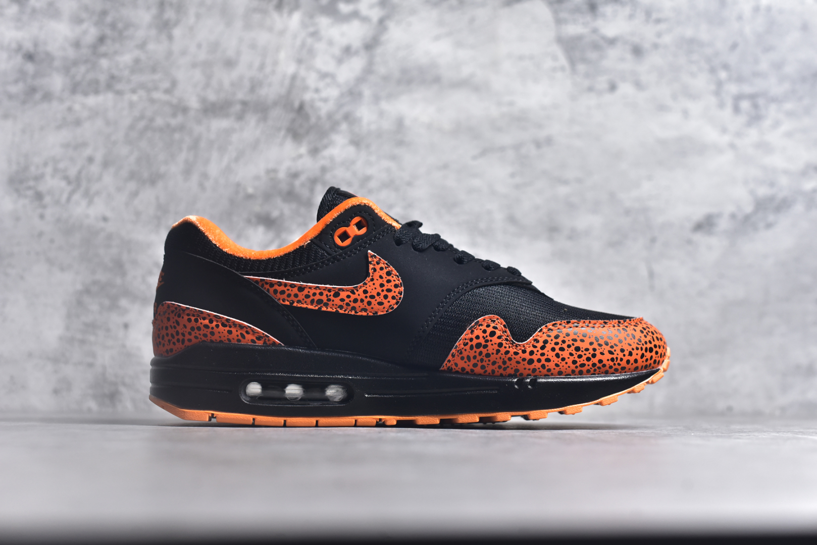图片[3]-#NK Air Max 1 初代复古气垫慢跑鞋 FD3258-006 由Tinker Hatfeld和Mark Parker在1987年设计 灵感来自于巴黎蓬皮杜中心 在参观了蓬皮杜中心之后提出了Air Max的标志性开窗可视气垫的理念 并将其实际开发成功 是NK史上第一双可视气垫跑鞋 凭借着Air Max气垫带来的舒适脚感和鞋面面料上的不断精进才使得Air Max 1在现如今都是复古慢跑鞋的首选 深厚的历史渊源 独特的流线形设计 极为复古的外观使得它深受鞋迷的喜爱 尺码：36 36.5 37.5 38 38.5 39 40 40.5 41 42 42.5 43 44 44.5 45-选品中心