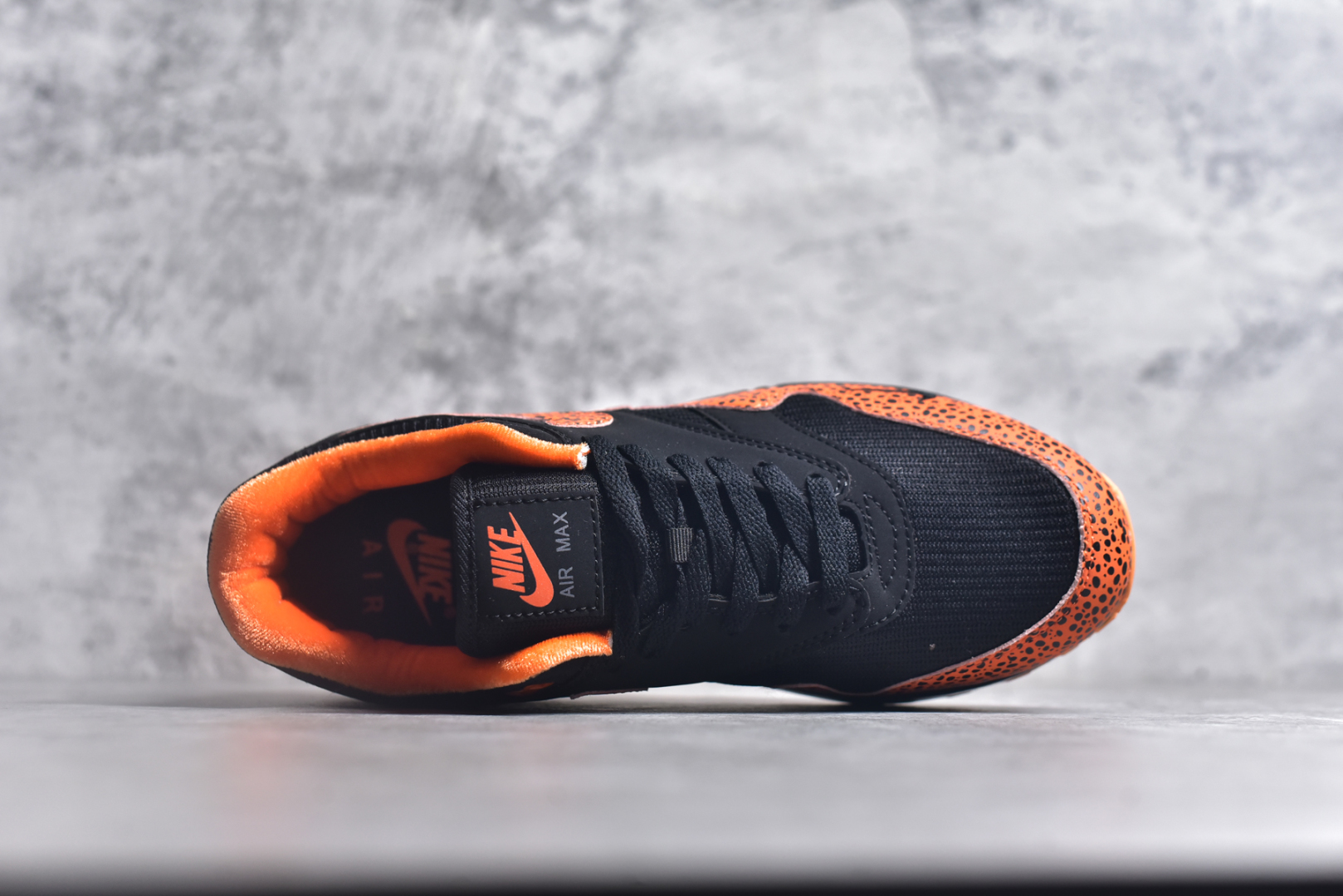 图片[4]-#NK Air Max 1 初代复古气垫慢跑鞋 FD3258-006 由Tinker Hatfeld和Mark Parker在1987年设计 灵感来自于巴黎蓬皮杜中心 在参观了蓬皮杜中心之后提出了Air Max的标志性开窗可视气垫的理念 并将其实际开发成功 是NK史上第一双可视气垫跑鞋 凭借着Air Max气垫带来的舒适脚感和鞋面面料上的不断精进才使得Air Max 1在现如今都是复古慢跑鞋的首选 深厚的历史渊源 独特的流线形设计 极为复古的外观使得它深受鞋迷的喜爱 尺码：36 36.5 37.5 38 38.5 39 40 40.5 41 42 42.5 43 44 44.5 45-选品中心