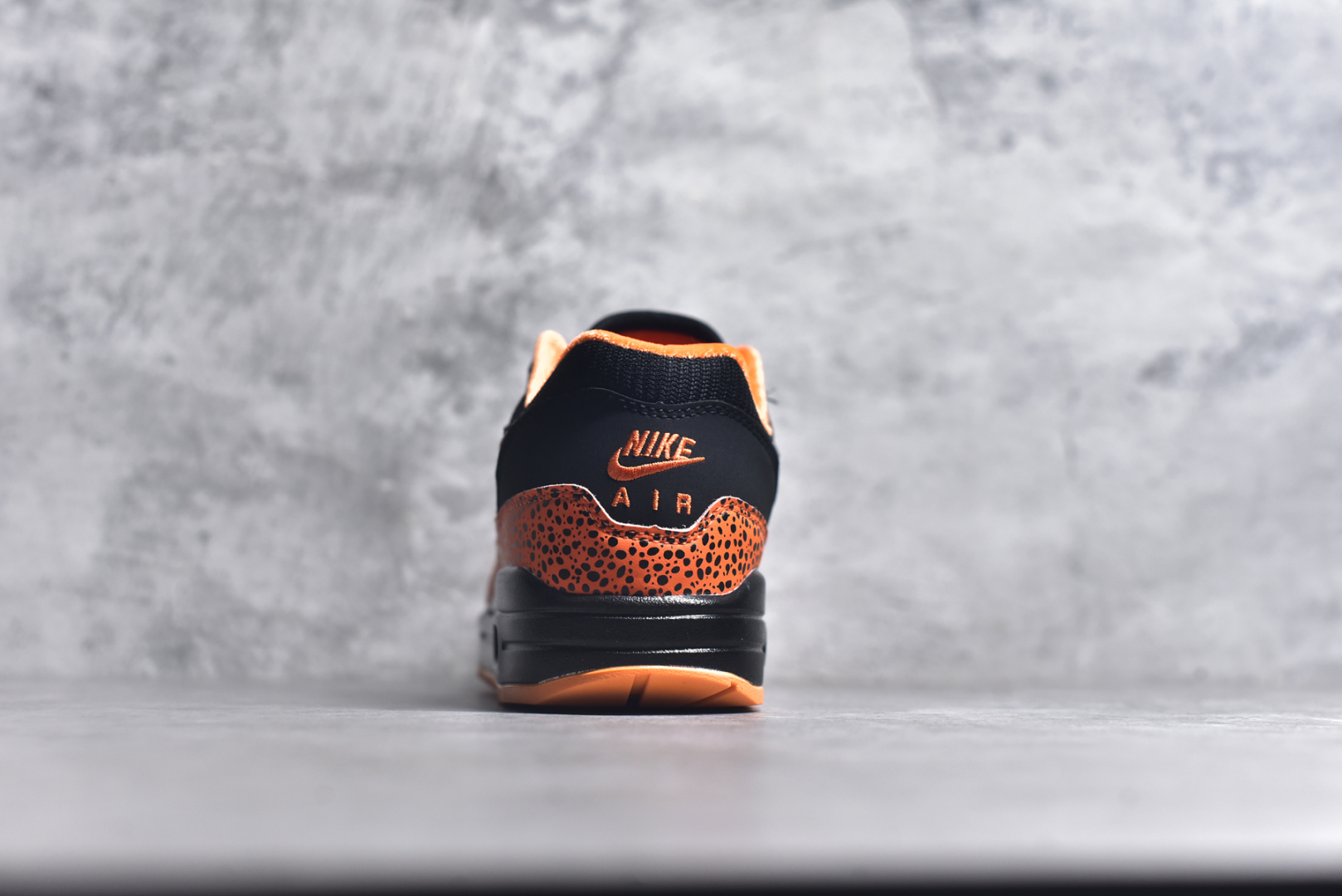 图片[5]-#NK Air Max 1 初代复古气垫慢跑鞋 FD3258-006 由Tinker Hatfeld和Mark Parker在1987年设计 灵感来自于巴黎蓬皮杜中心 在参观了蓬皮杜中心之后提出了Air Max的标志性开窗可视气垫的理念 并将其实际开发成功 是NK史上第一双可视气垫跑鞋 凭借着Air Max气垫带来的舒适脚感和鞋面面料上的不断精进才使得Air Max 1在现如今都是复古慢跑鞋的首选 深厚的历史渊源 独特的流线形设计 极为复古的外观使得它深受鞋迷的喜爱 尺码：36 36.5 37.5 38 38.5 39 40 40.5 41 42 42.5 43 44 44.5 45-选品中心