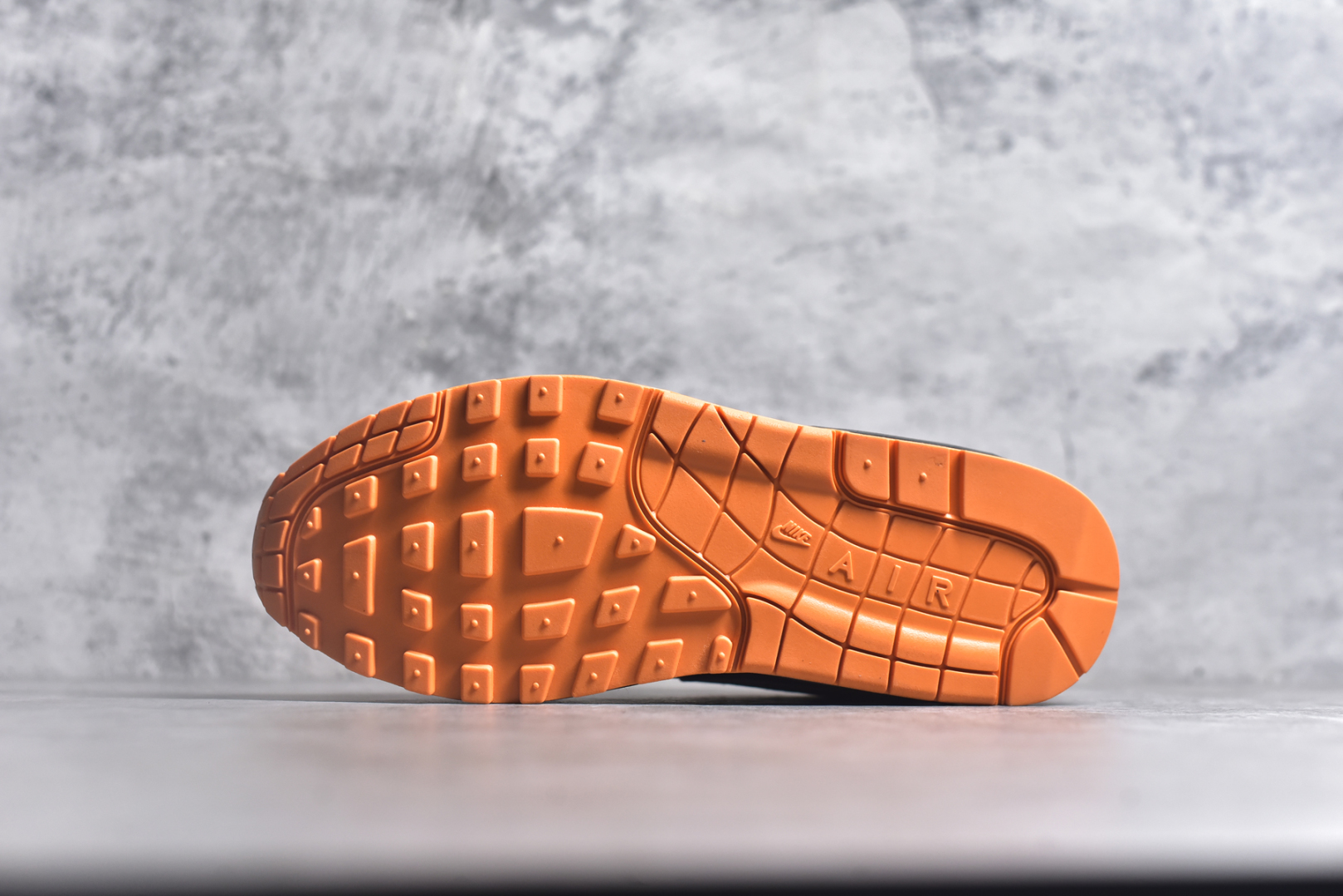 图片[6]-#NK Air Max 1 初代复古气垫慢跑鞋 FD3258-006 由Tinker Hatfeld和Mark Parker在1987年设计 灵感来自于巴黎蓬皮杜中心 在参观了蓬皮杜中心之后提出了Air Max的标志性开窗可视气垫的理念 并将其实际开发成功 是NK史上第一双可视气垫跑鞋 凭借着Air Max气垫带来的舒适脚感和鞋面面料上的不断精进才使得Air Max 1在现如今都是复古慢跑鞋的首选 深厚的历史渊源 独特的流线形设计 极为复古的外观使得它深受鞋迷的喜爱 尺码：36 36.5 37.5 38 38.5 39 40 40.5 41 42 42.5 43 44 44.5 45-选品中心