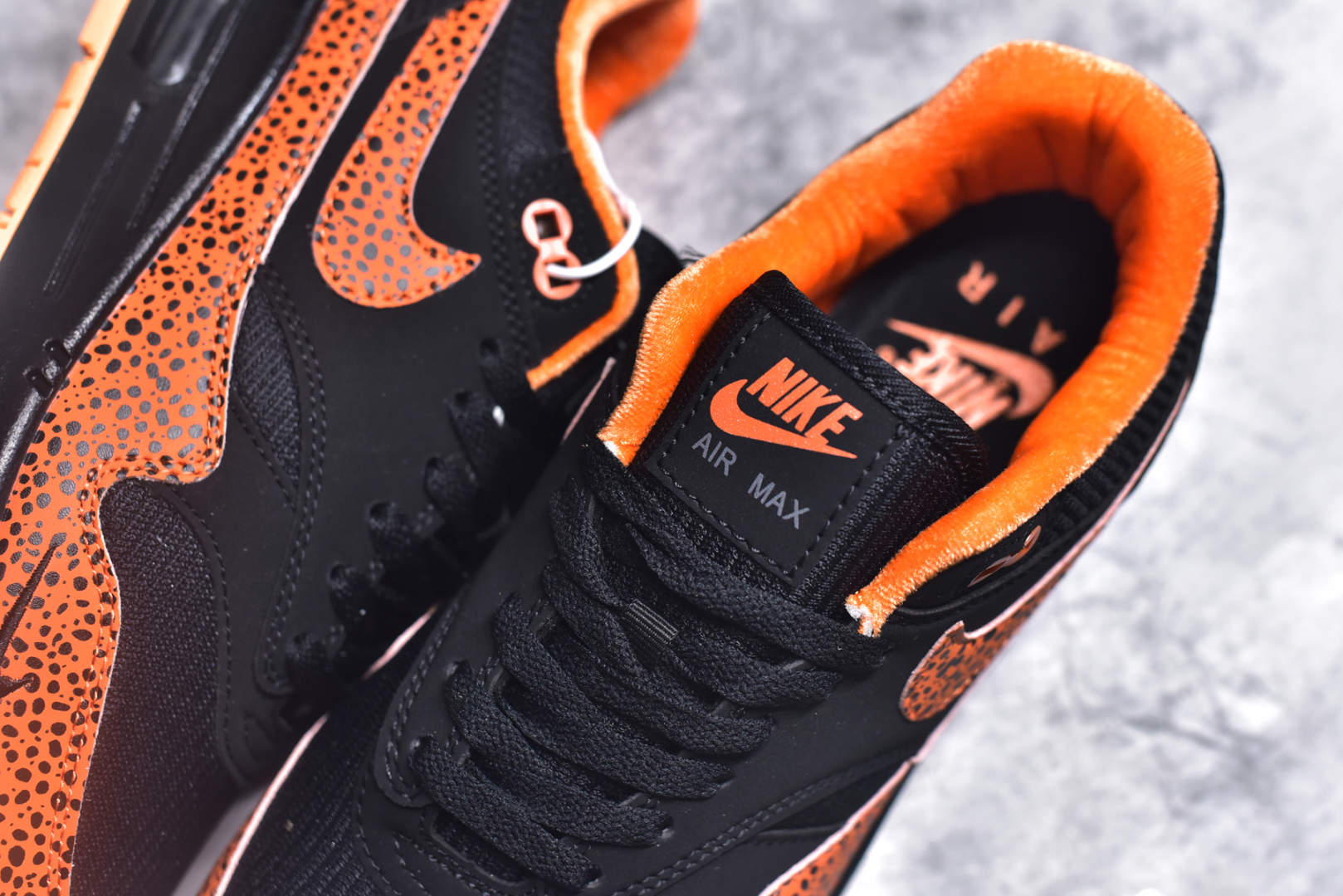 图片[9]-#NK Air Max 1 初代复古气垫慢跑鞋 FD3258-006 由Tinker Hatfeld和Mark Parker在1987年设计 灵感来自于巴黎蓬皮杜中心 在参观了蓬皮杜中心之后提出了Air Max的标志性开窗可视气垫的理念 并将其实际开发成功 是NK史上第一双可视气垫跑鞋 凭借着Air Max气垫带来的舒适脚感和鞋面面料上的不断精进才使得Air Max 1在现如今都是复古慢跑鞋的首选 深厚的历史渊源 独特的流线形设计 极为复古的外观使得它深受鞋迷的喜爱 尺码：36 36.5 37.5 38 38.5 39 40 40.5 41 42 42.5 43 44 44.5 45-选品中心