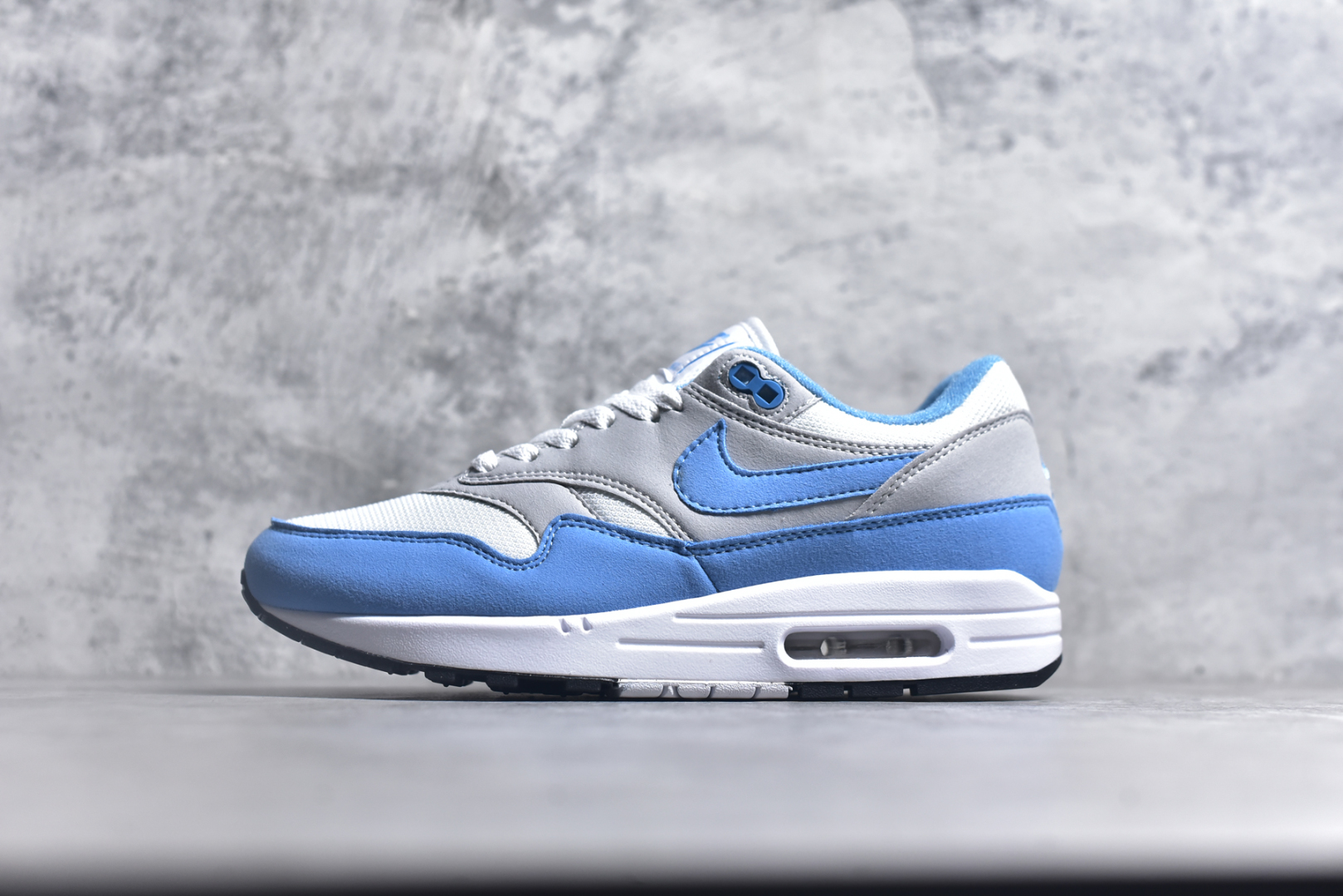 #NK Air Max 1 初代复古气垫慢跑鞋 FD3258-006 由Tinker Hatfeld和Mark Parker在1987年设计 灵感来自于巴黎蓬皮杜中心 在参观了蓬皮杜中心之后提出了Air Max的标志性开窗可视气垫的理念 并将其实际开发成功 是NK史上第一双可视气垫跑鞋 凭借着Air Max气垫带来的舒适脚感和鞋面面料上的不断精进才使得Air Max 1在现如今都是复古慢跑鞋的首选 深厚的历史渊源 独特的流线形设计 极为复古的外观使得它深受鞋迷的喜爱 尺码：36 36.5 37.5 38 38.5 39 40 40.5 41 42 42.5 43 44 44.5 45-选品中心