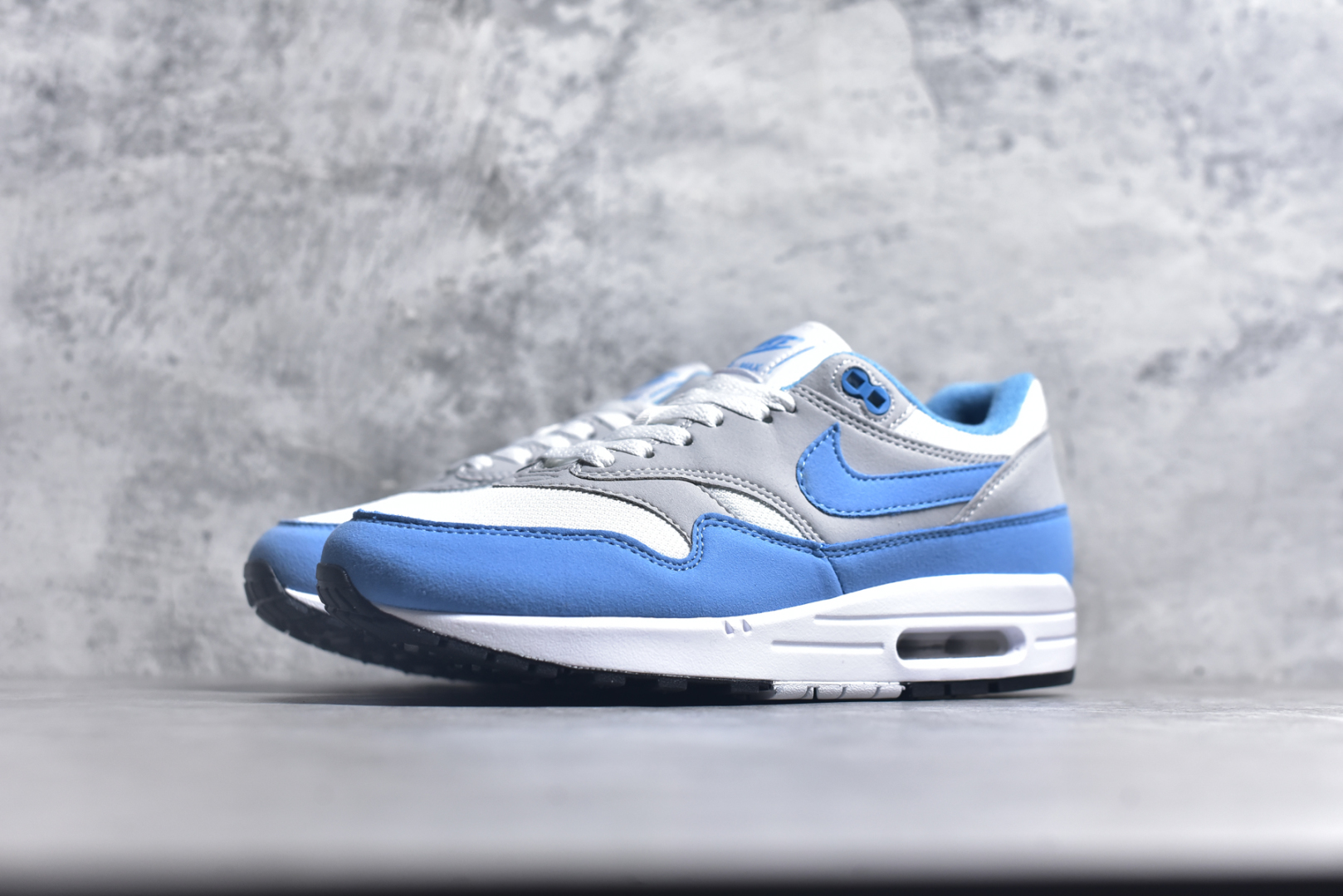 图片[2]-#NK Air Max 1 初代复古气垫慢跑鞋 FD3258-006 由Tinker Hatfeld和Mark Parker在1987年设计 灵感来自于巴黎蓬皮杜中心 在参观了蓬皮杜中心之后提出了Air Max的标志性开窗可视气垫的理念 并将其实际开发成功 是NK史上第一双可视气垫跑鞋 凭借着Air Max气垫带来的舒适脚感和鞋面面料上的不断精进才使得Air Max 1在现如今都是复古慢跑鞋的首选 深厚的历史渊源 独特的流线形设计 极为复古的外观使得它深受鞋迷的喜爱 尺码：36 36.5 37.5 38 38.5 39 40 40.5 41 42 42.5 43 44 44.5 45-选品中心