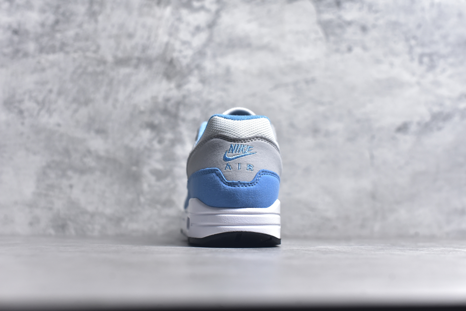 图片[5]-#NK Air Max 1 初代复古气垫慢跑鞋 FD3258-006 由Tinker Hatfeld和Mark Parker在1987年设计 灵感来自于巴黎蓬皮杜中心 在参观了蓬皮杜中心之后提出了Air Max的标志性开窗可视气垫的理念 并将其实际开发成功 是NK史上第一双可视气垫跑鞋 凭借着Air Max气垫带来的舒适脚感和鞋面面料上的不断精进才使得Air Max 1在现如今都是复古慢跑鞋的首选 深厚的历史渊源 独特的流线形设计 极为复古的外观使得它深受鞋迷的喜爱 尺码：36 36.5 37.5 38 38.5 39 40 40.5 41 42 42.5 43 44 44.5 45-选品中心