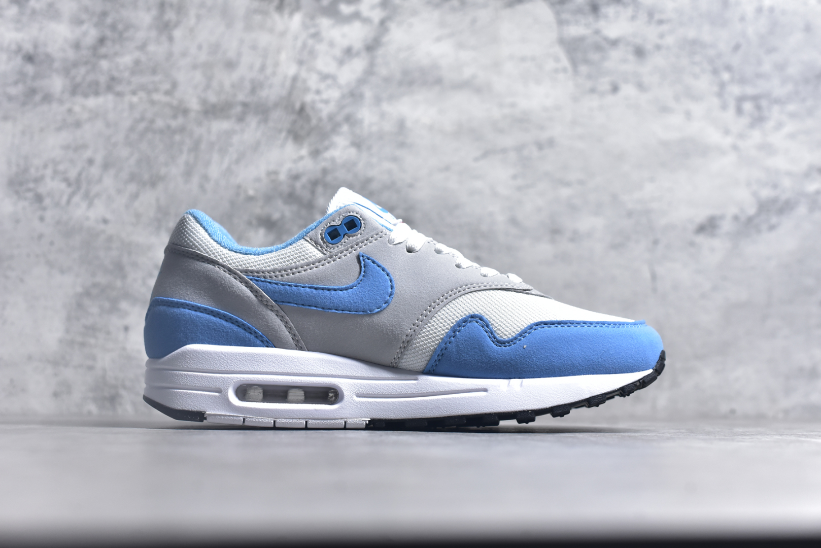 图片[3]-#NK Air Max 1 初代复古气垫慢跑鞋 FD3258-006 由Tinker Hatfeld和Mark Parker在1987年设计 灵感来自于巴黎蓬皮杜中心 在参观了蓬皮杜中心之后提出了Air Max的标志性开窗可视气垫的理念 并将其实际开发成功 是NK史上第一双可视气垫跑鞋 凭借着Air Max气垫带来的舒适脚感和鞋面面料上的不断精进才使得Air Max 1在现如今都是复古慢跑鞋的首选 深厚的历史渊源 独特的流线形设计 极为复古的外观使得它深受鞋迷的喜爱 尺码：36 36.5 37.5 38 38.5 39 40 40.5 41 42 42.5 43 44 44.5 45-选品中心