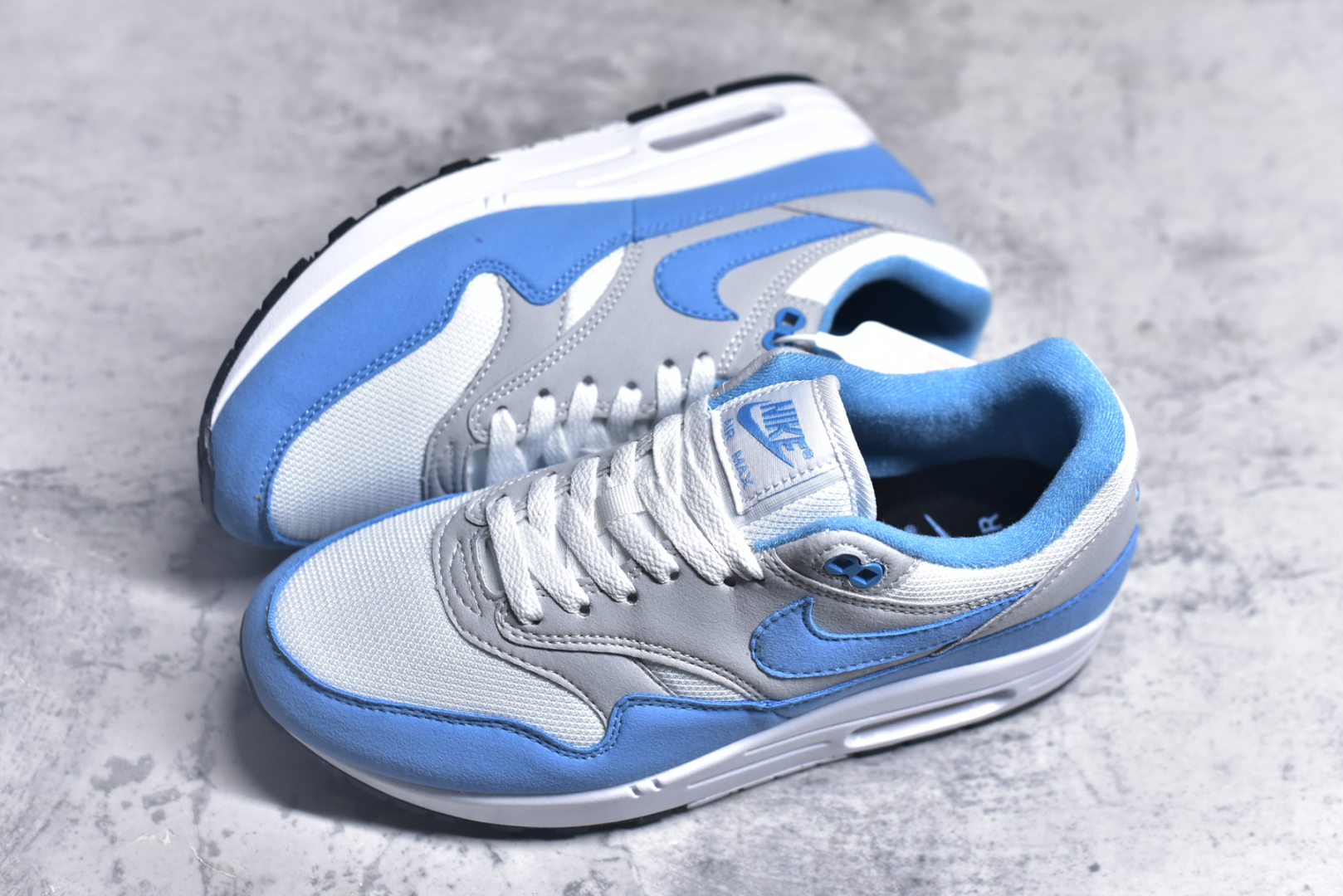 图片[7]-#NK Air Max 1 初代复古气垫慢跑鞋 FD3258-006 由Tinker Hatfeld和Mark Parker在1987年设计 灵感来自于巴黎蓬皮杜中心 在参观了蓬皮杜中心之后提出了Air Max的标志性开窗可视气垫的理念 并将其实际开发成功 是NK史上第一双可视气垫跑鞋 凭借着Air Max气垫带来的舒适脚感和鞋面面料上的不断精进才使得Air Max 1在现如今都是复古慢跑鞋的首选 深厚的历史渊源 独特的流线形设计 极为复古的外观使得它深受鞋迷的喜爱 尺码：36 36.5 37.5 38 38.5 39 40 40.5 41 42 42.5 43 44 44.5 45-选品中心