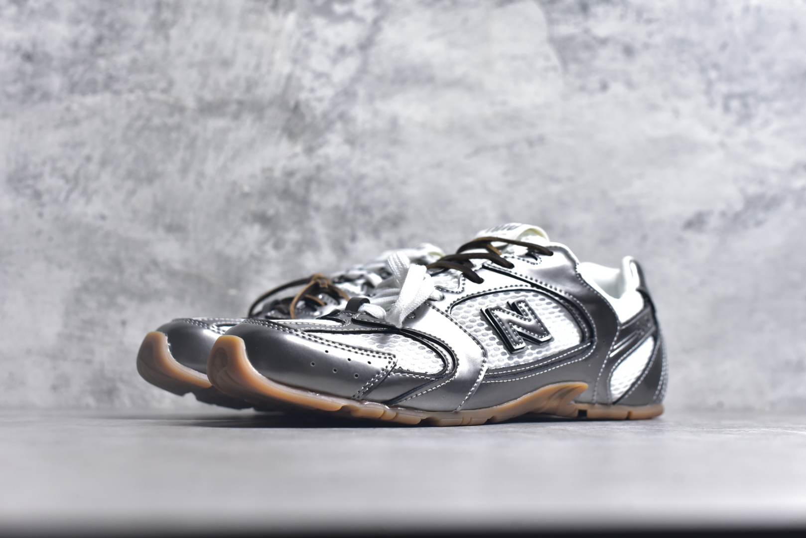 图片[2]-#缪缪MiuMiu x New Balance NB530 SL系列低帮经典复古休闲运动慢跑鞋 近几年运动品牌与各大潮流品牌不断推出联名产品，在球鞋圈拥有极高的热度。此外，奢侈品牌和运动品牌联名也早已非新鲜事，继 Dior 和 Jordan Brand 以及 Prada 和 adidas 合作后。近日，Miu Miu与New Balance的合作基本已经成为定番，每年都会上新，而近期的最新联名也已经正式曝光，预计会在24年春夏面世！相比之前两次使用的574，这次Miu Miu带来了全新风格。采用了全新型号MR530进行设计，继续使用复古的旧化效果和去年就被带火的美拉德配色打造。Miu Miu作为千禧文化的重要推手，这次也是直接挑选了New Balance 2000年代时发布的健身跑鞋MR530。整体做旧效果非常明显，甚至有些二手鞋的感觉，多少是有点瘦巴黎世家影响了……配色方面将会推出米色和棕色两种颜色可供选择，整体覆盖了做旧麂皮，鞋舌和鞋垫和之前一致，有Miu Miu的Logo，同时搭配皮革和棉质双鞋带组成。尺码：35.5 36 37 37.5 38 38.5 39.5 40 40.5 41.5 42 42.5 43.5 44 45-选品中心