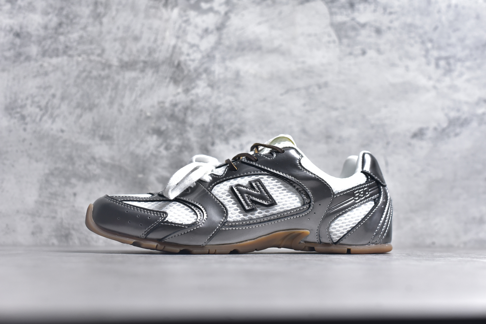 #缪缪MiuMiu x New Balance NB530 SL系列低帮经典复古休闲运动慢跑鞋 近几年运动品牌与各大潮流品牌不断推出联名产品，在球鞋圈拥有极高的热度。此外，奢侈品牌和运动品牌联名也早已非新鲜事，继 Dior 和 Jordan Brand 以及 Prada 和 adidas 合作后。近日，Miu Miu与New Balance的合作基本已经成为定番，每年都会上新，而近期的最新联名也已经正式曝光，预计会在24年春夏面世！相比之前两次使用的574，这次Miu Miu带来了全新风格。采用了全新型号MR530进行设计，继续使用复古的旧化效果和去年就被带火的美拉德配色打造。Miu Miu作为千禧文化的重要推手，这次也是直接挑选了New Balance 2000年代时发布的健身跑鞋MR530。整体做旧效果非常明显，甚至有些二手鞋的感觉，多少是有点瘦巴黎世家影响了……配色方面将会推出米色和棕色两种颜色可供选择，整体覆盖了做旧麂皮，鞋舌和鞋垫和之前一致，有Miu Miu的Logo，同时搭配皮革和棉质双鞋带组成。尺码：35.5 36 37 37.5 38 38.5 39.5 40 40.5 41.5 42 42.5 43.5 44 45-选品中心