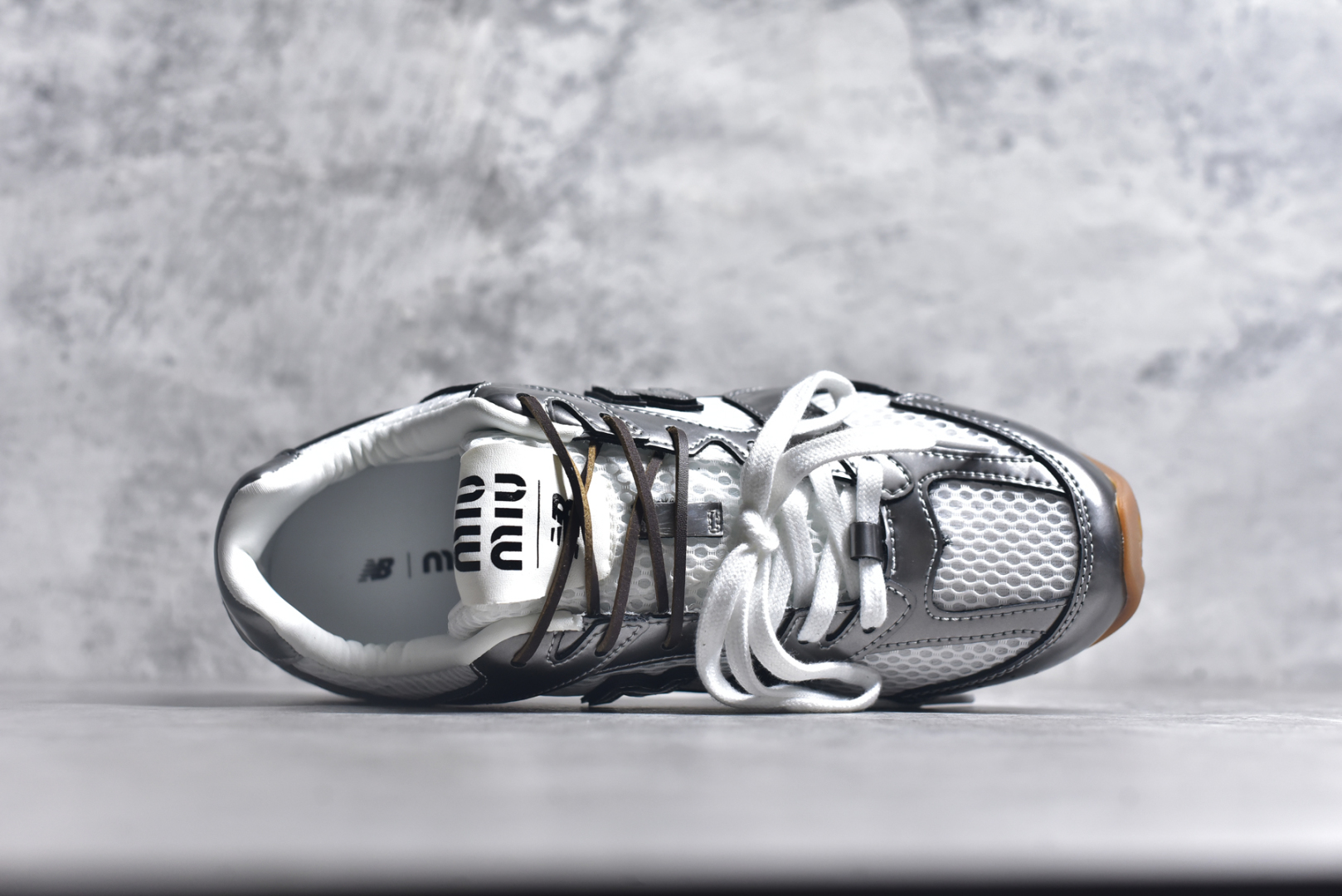 图片[4]-#缪缪MiuMiu x New Balance NB530 SL系列低帮经典复古休闲运动慢跑鞋 近几年运动品牌与各大潮流品牌不断推出联名产品，在球鞋圈拥有极高的热度。此外，奢侈品牌和运动品牌联名也早已非新鲜事，继 Dior 和 Jordan Brand 以及 Prada 和 adidas 合作后。近日，Miu Miu与New Balance的合作基本已经成为定番，每年都会上新，而近期的最新联名也已经正式曝光，预计会在24年春夏面世！相比之前两次使用的574，这次Miu Miu带来了全新风格。采用了全新型号MR530进行设计，继续使用复古的旧化效果和去年就被带火的美拉德配色打造。Miu Miu作为千禧文化的重要推手，这次也是直接挑选了New Balance 2000年代时发布的健身跑鞋MR530。整体做旧效果非常明显，甚至有些二手鞋的感觉，多少是有点瘦巴黎世家影响了……配色方面将会推出米色和棕色两种颜色可供选择，整体覆盖了做旧麂皮，鞋舌和鞋垫和之前一致，有Miu Miu的Logo，同时搭配皮革和棉质双鞋带组成。尺码：35.5 36 37 37.5 38 38.5 39.5 40 40.5 41.5 42 42.5 43.5 44 45-选品中心